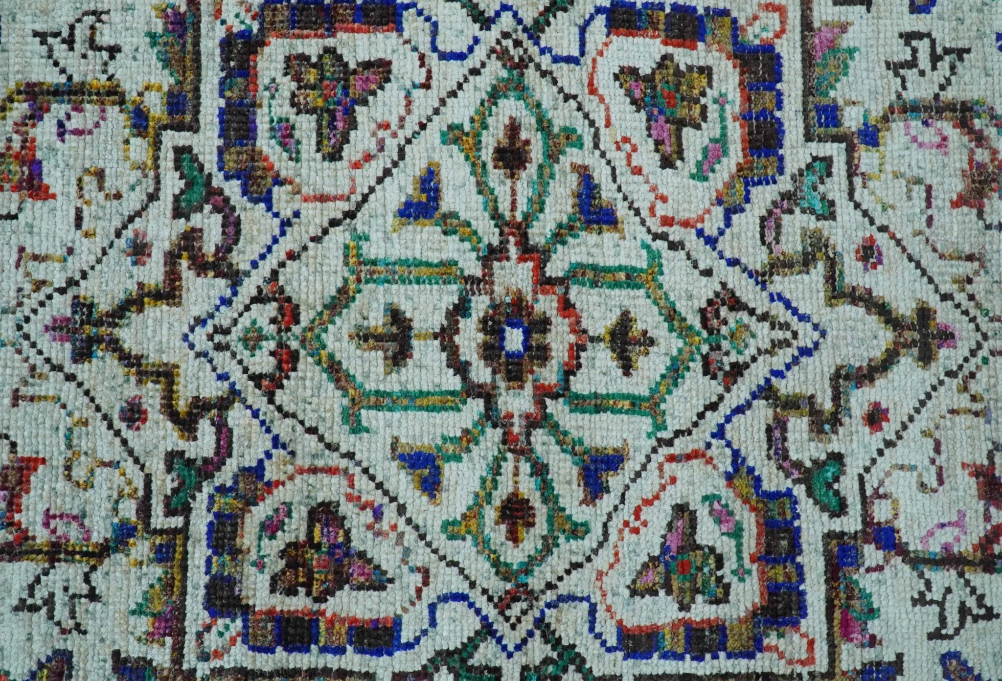 Colorful Traditional Serapi Design Ivory And Beige Hand Knotted 8x10 Wool Area Rug - Image 4