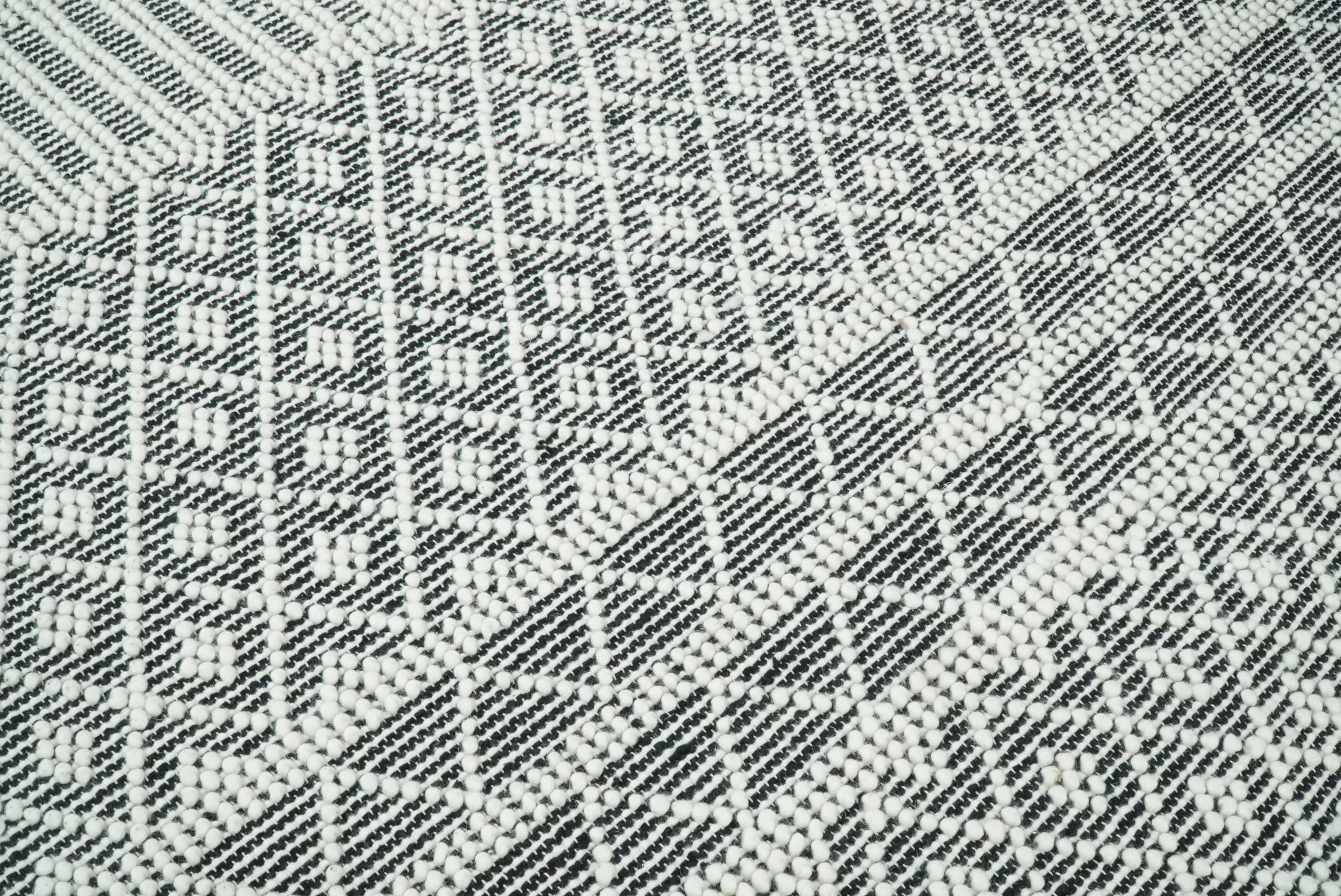 Contemporary Hand Woven Black and White Woolen Trellis Area Rug - Image 3