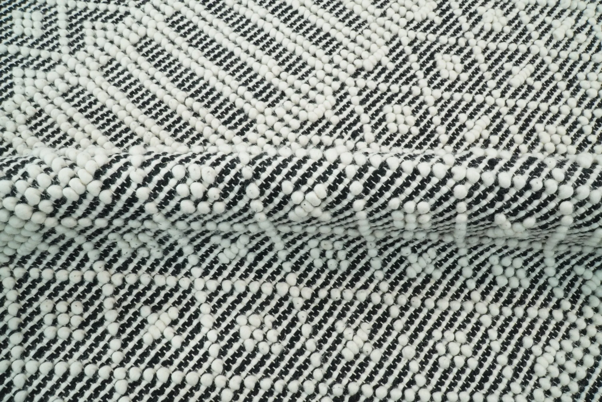 Contemporary Hand Woven Black and White Woolen Trellis Area Rug - Image 9