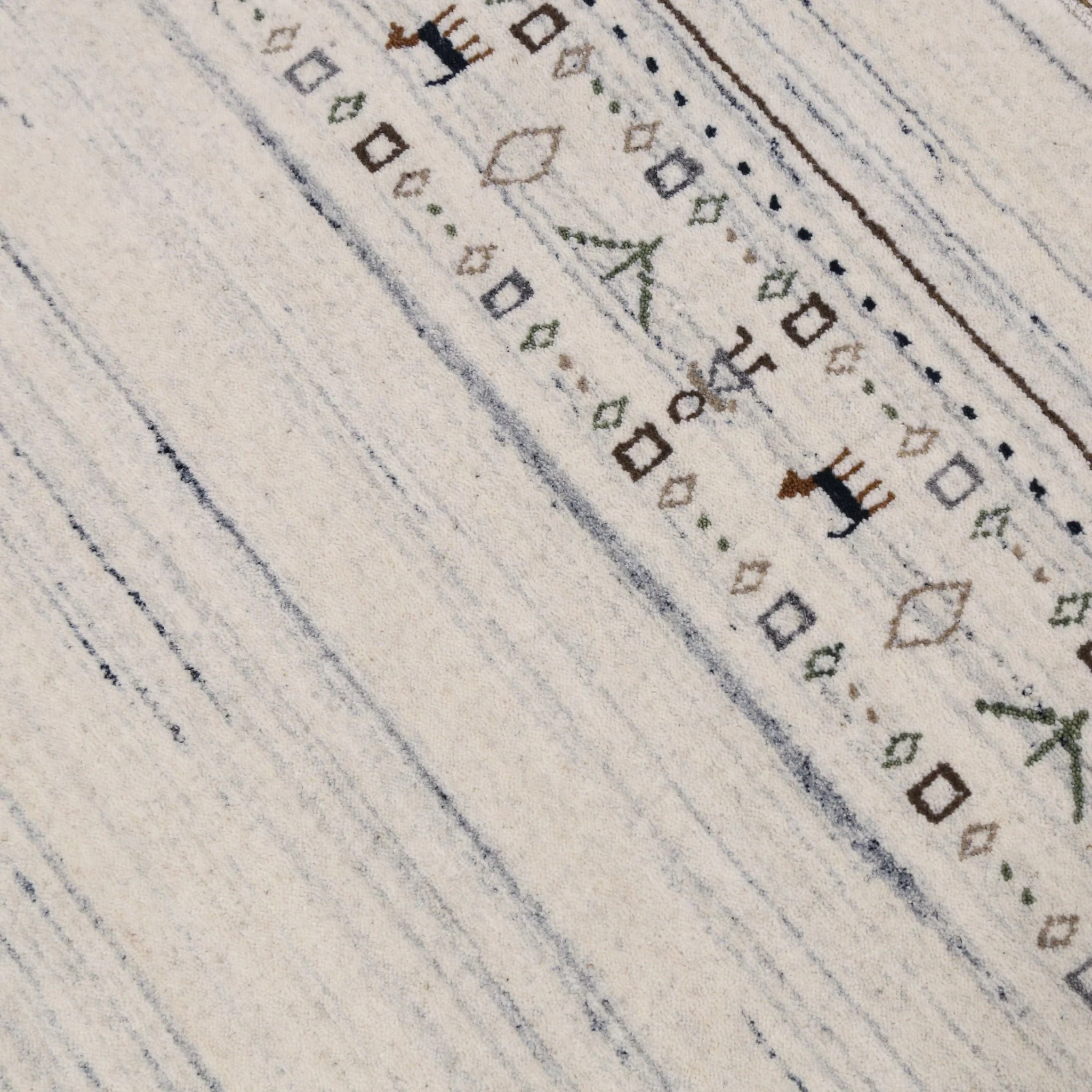 Contemporary Ivory Design Hand Loomed Wool Rug - Image 11
