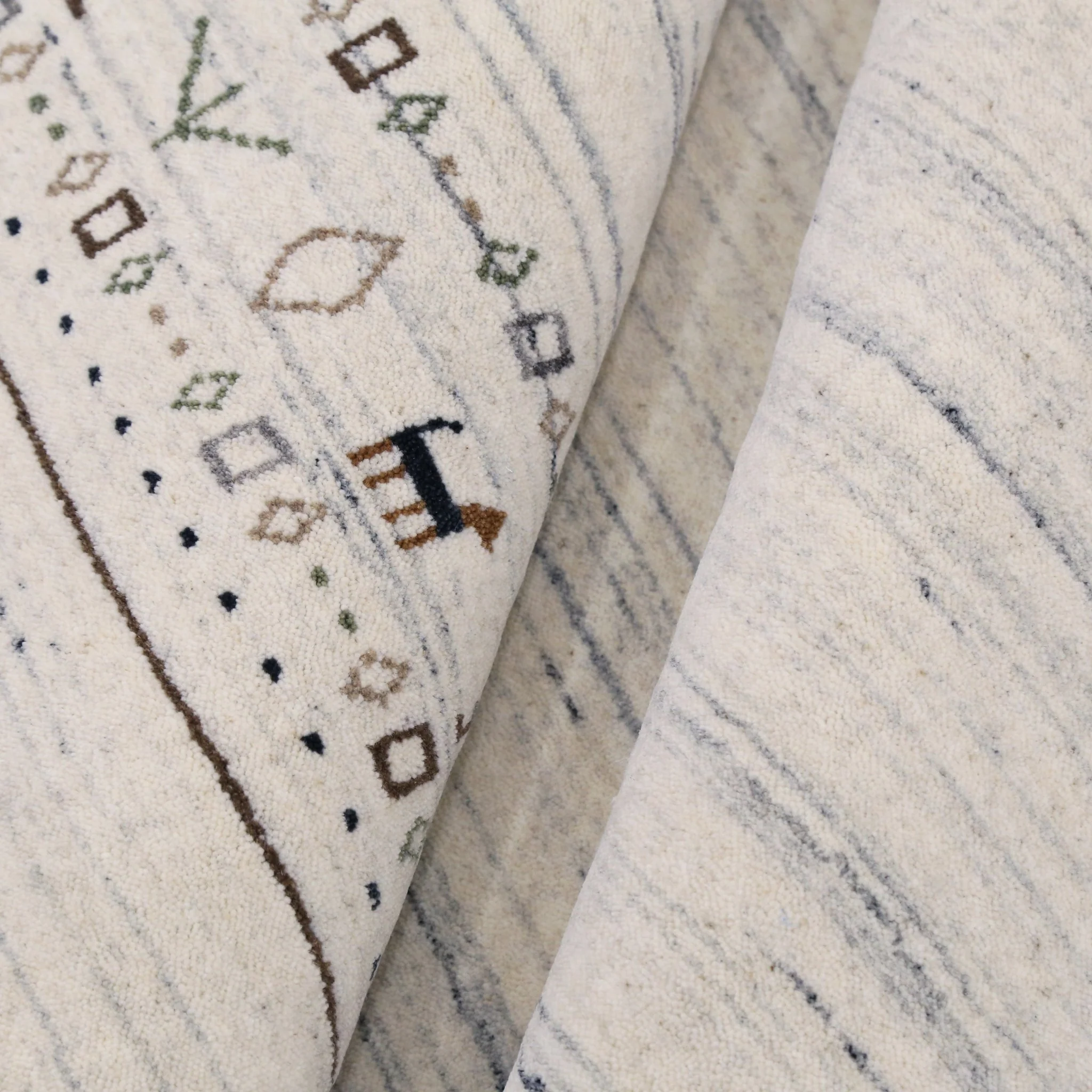 Contemporary Ivory Design Hand Loomed Wool Rug - Image 3