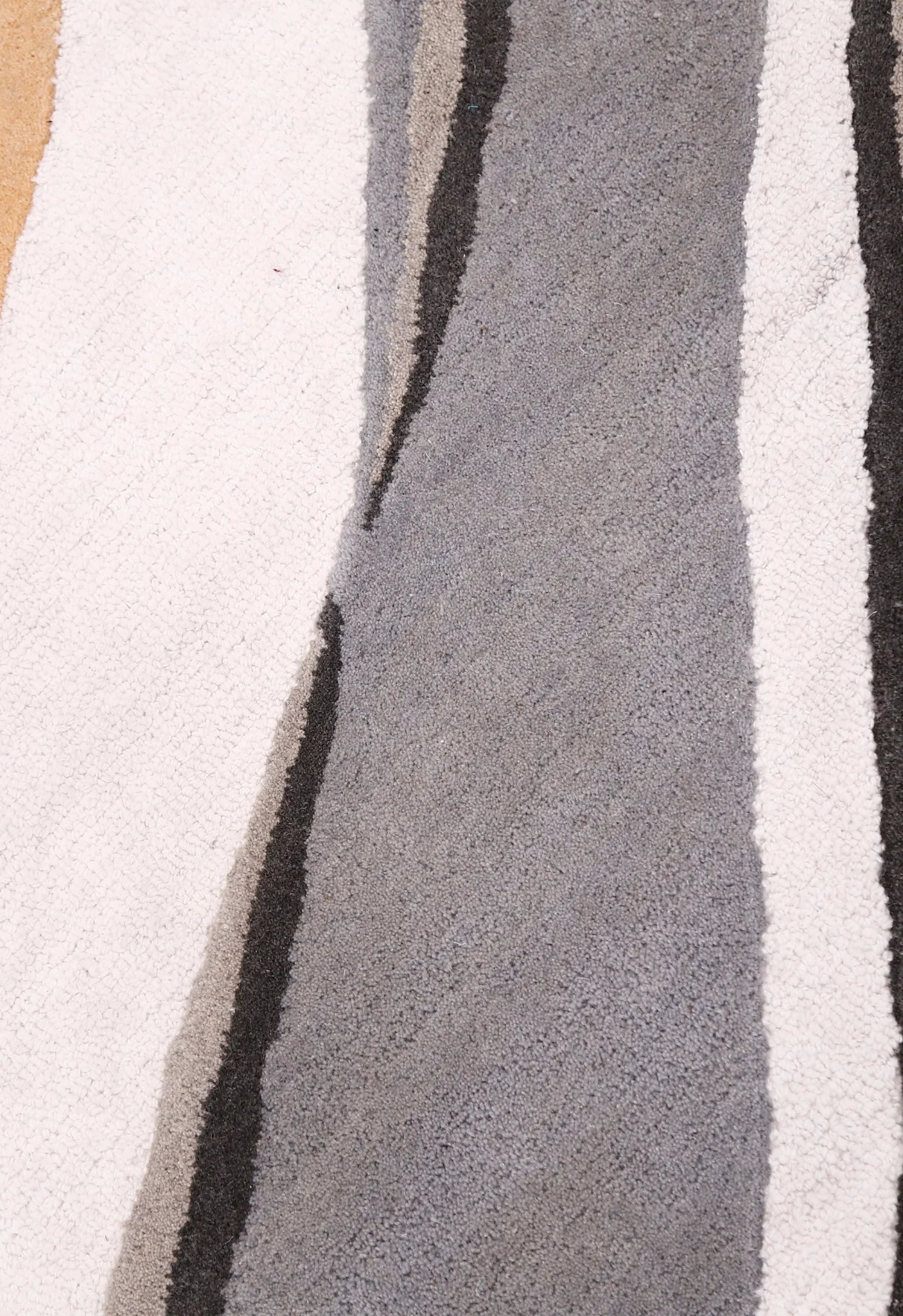Drifted Ribbon Gray Hand Tufted 5x8 Wool Area Rug - Image 5