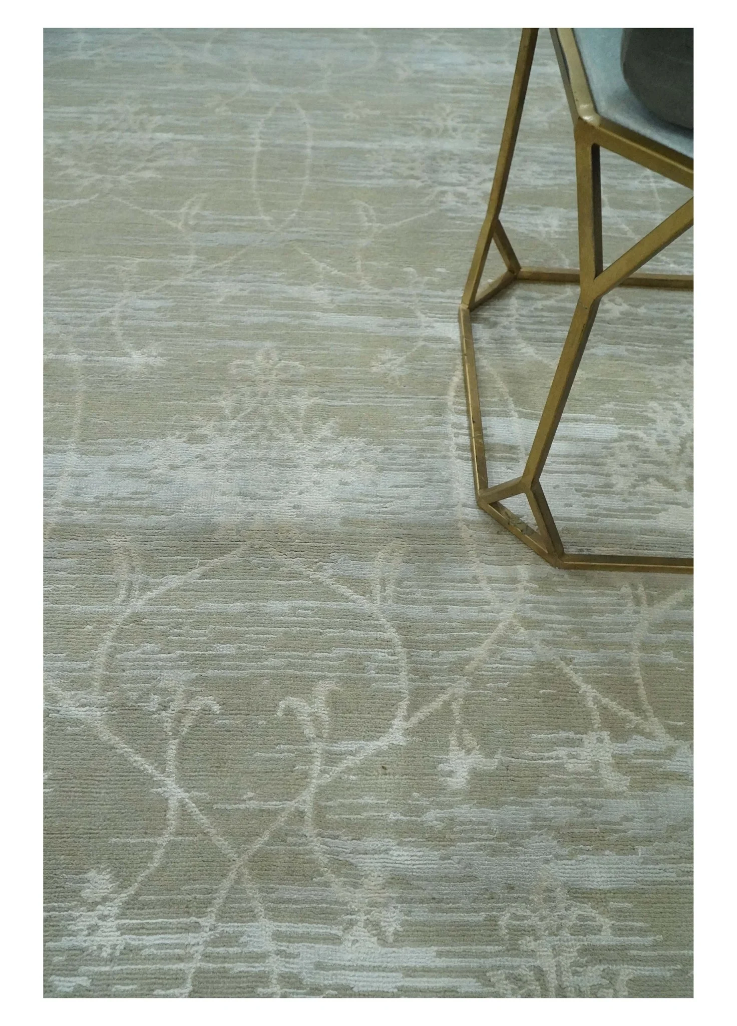 Gray and Silver Ikat Design 6x9 Hand knotted Wool and Viscose Area Rug - Image 3