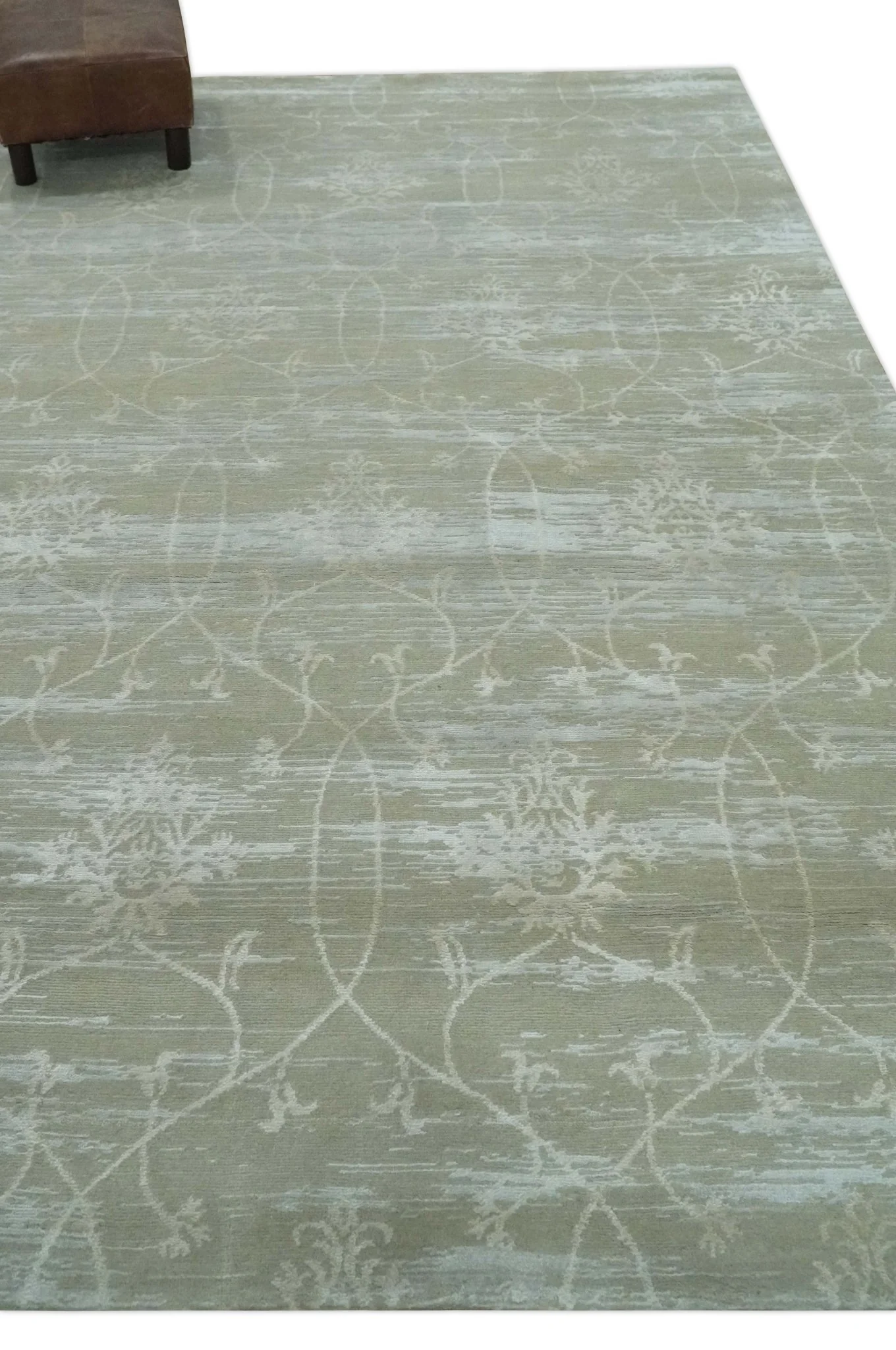 Gray and Silver Ikat Design 6x9 Hand knotted Wool and Viscose Area Rug - Image 4