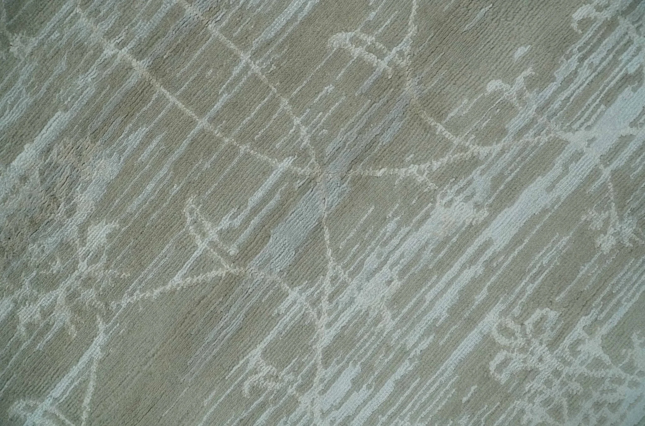 Gray and Silver Ikat Design 6x9 Hand knotted Wool and Viscose Area Rug - Image 5