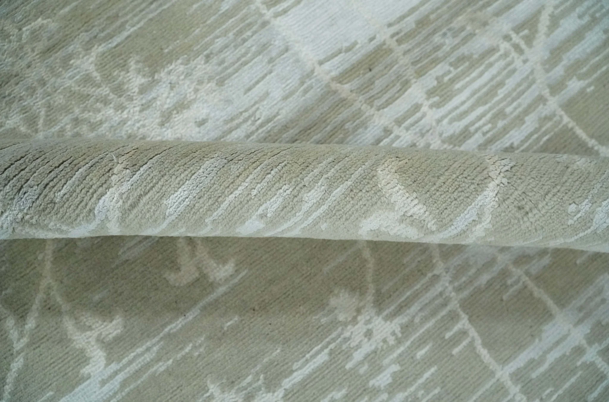 Gray and Silver Ikat Design 6x9 Hand knotted Wool and Viscose Area Rug - Image 7