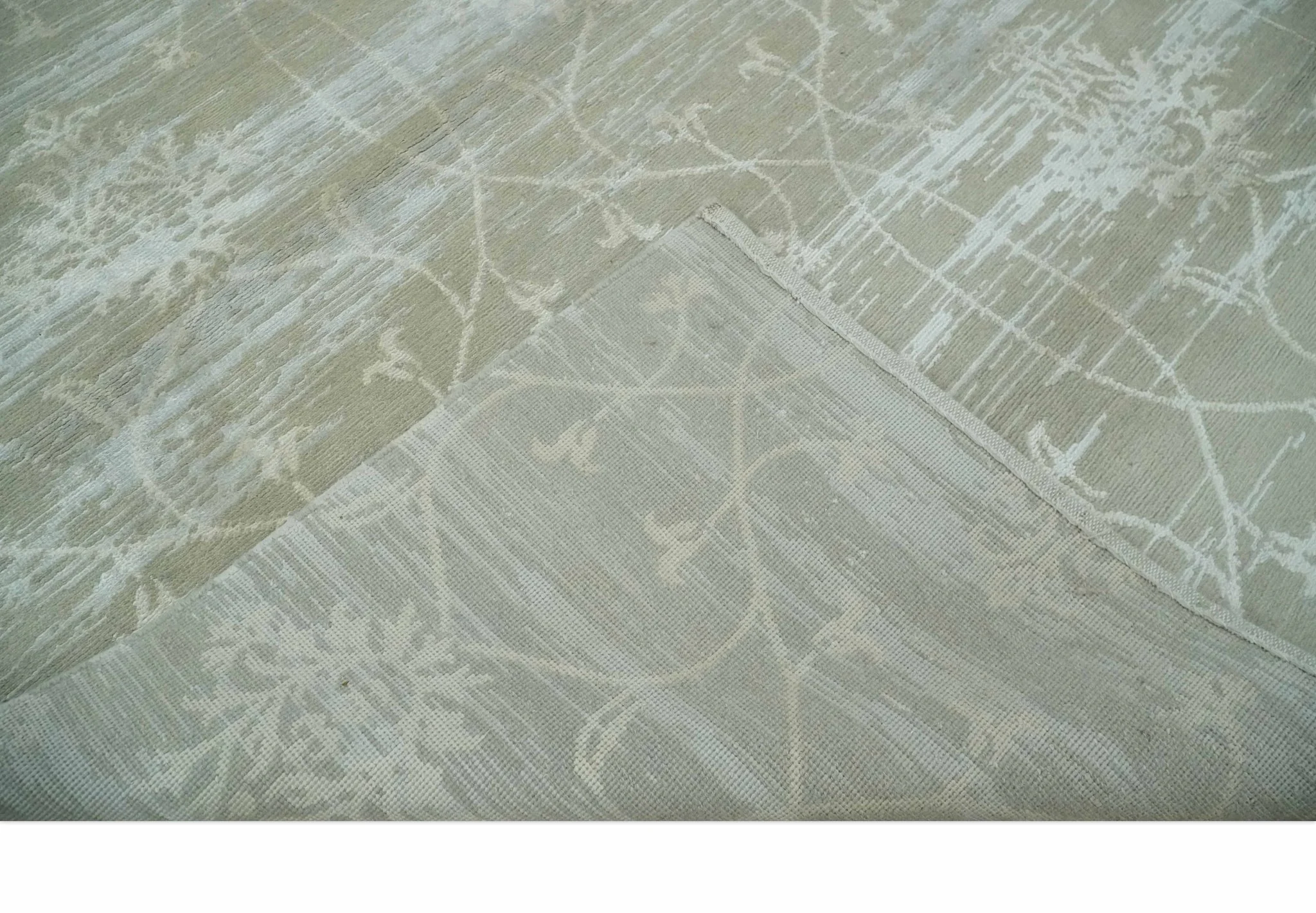 Gray and Silver Ikat Design 6x9 Hand knotted Wool and Viscose Area Rug - Image 8