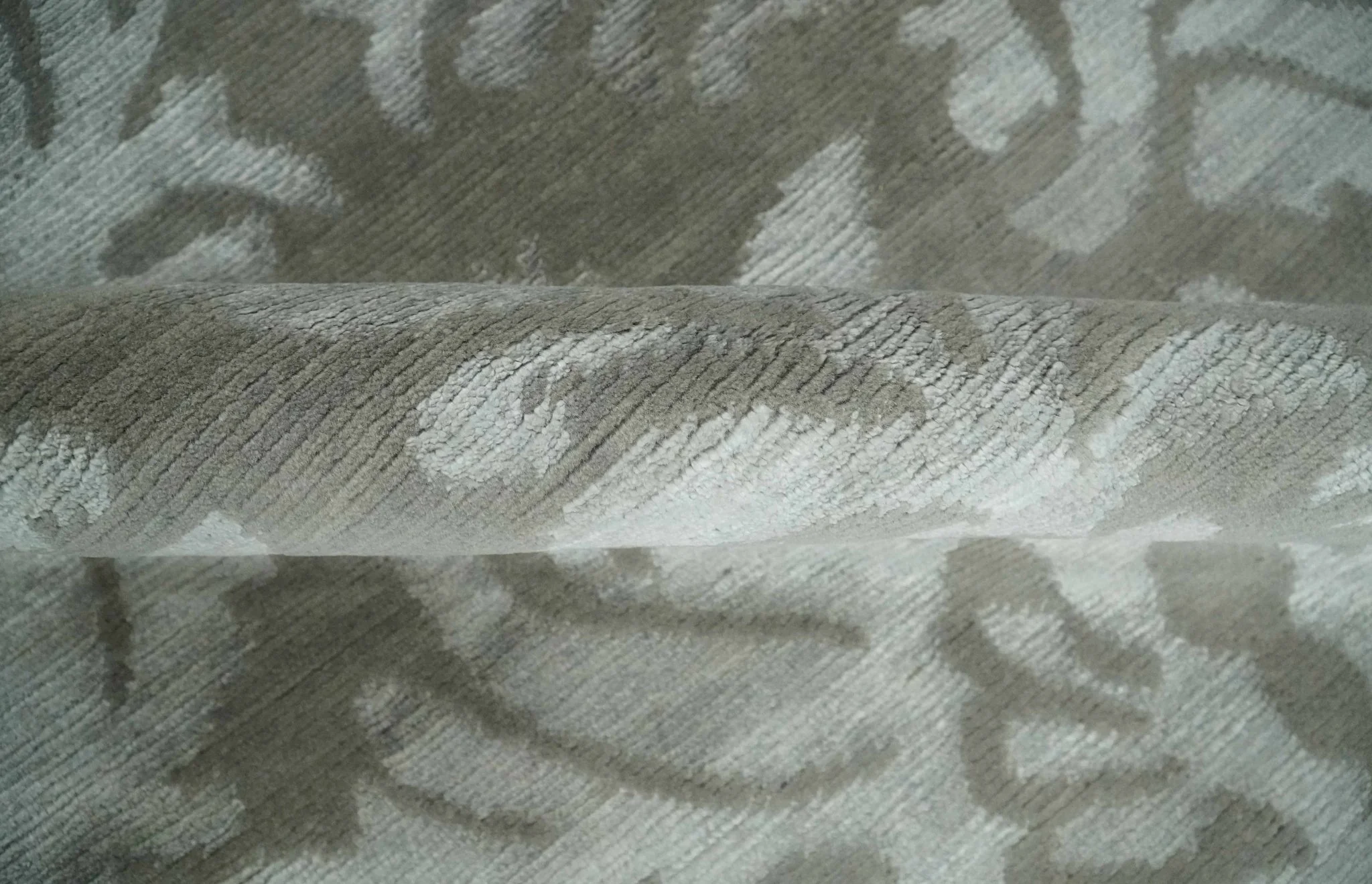 Floral Gray and Silver Hand knotted 6x9 wool and Viscose Area Rug - Image 8