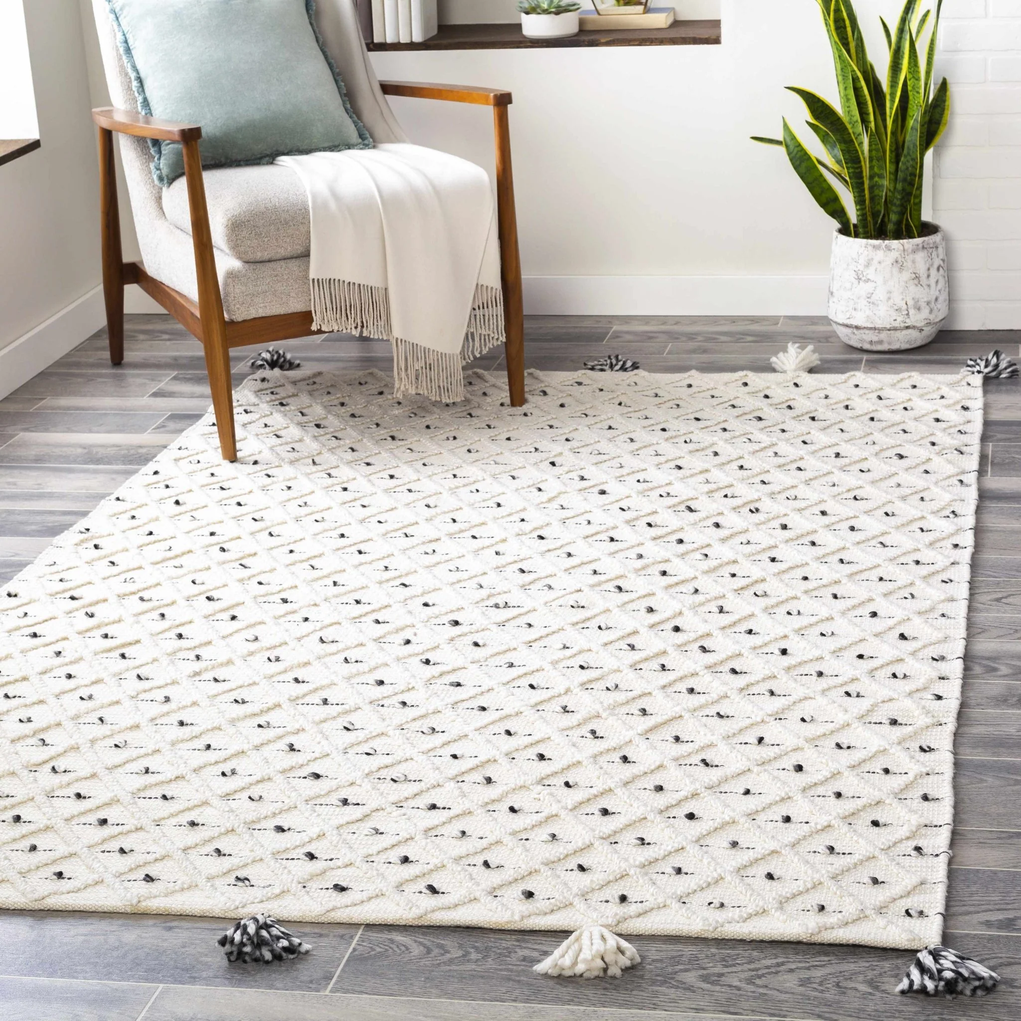 Hand Woven Modern Geometrical Beige and Charcoal Tassel Design rug - Image 3