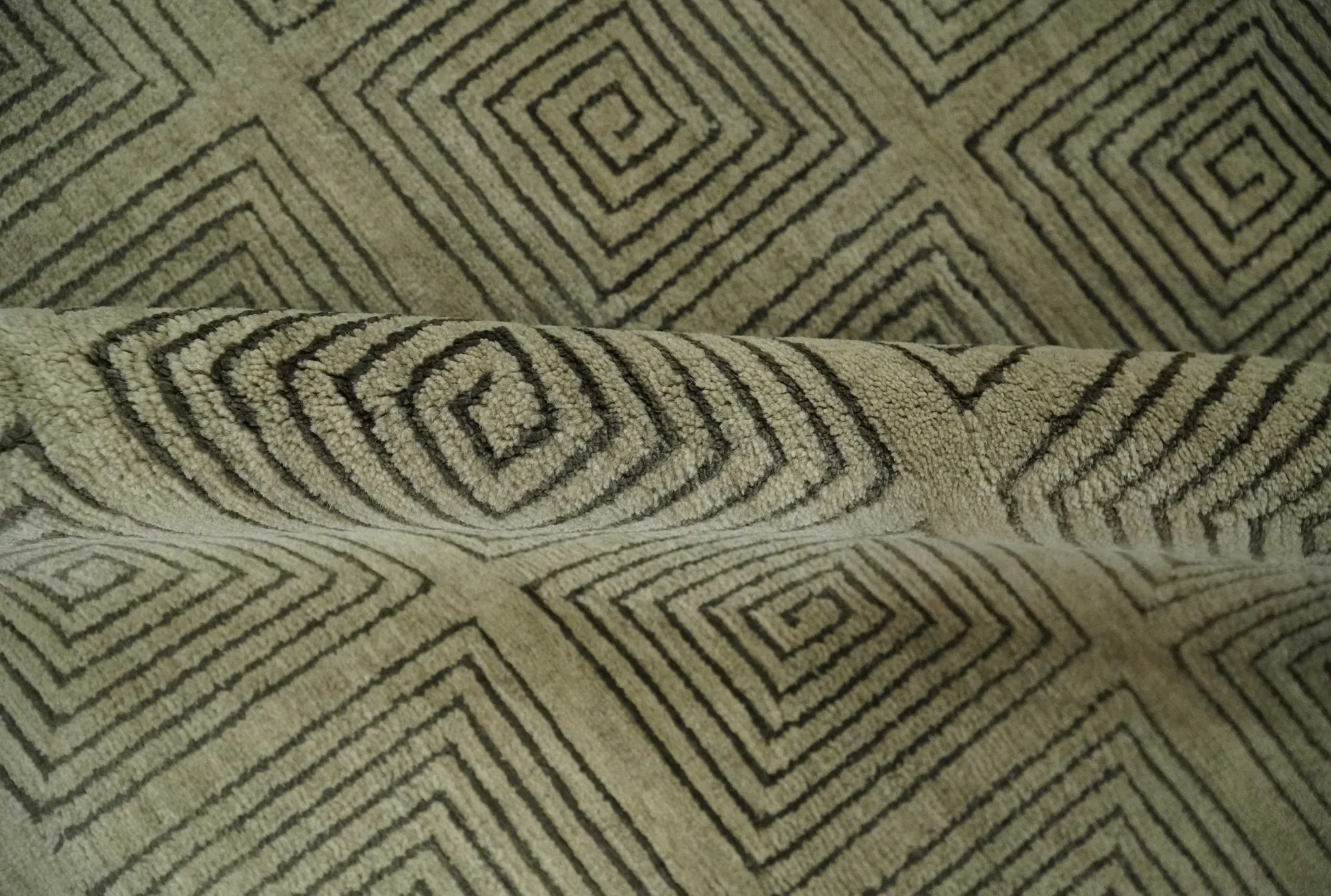 Modern Geometrical Olive and Charcoal Hand loom 5x7 Wool and Art Silk Area Rug - Image 7