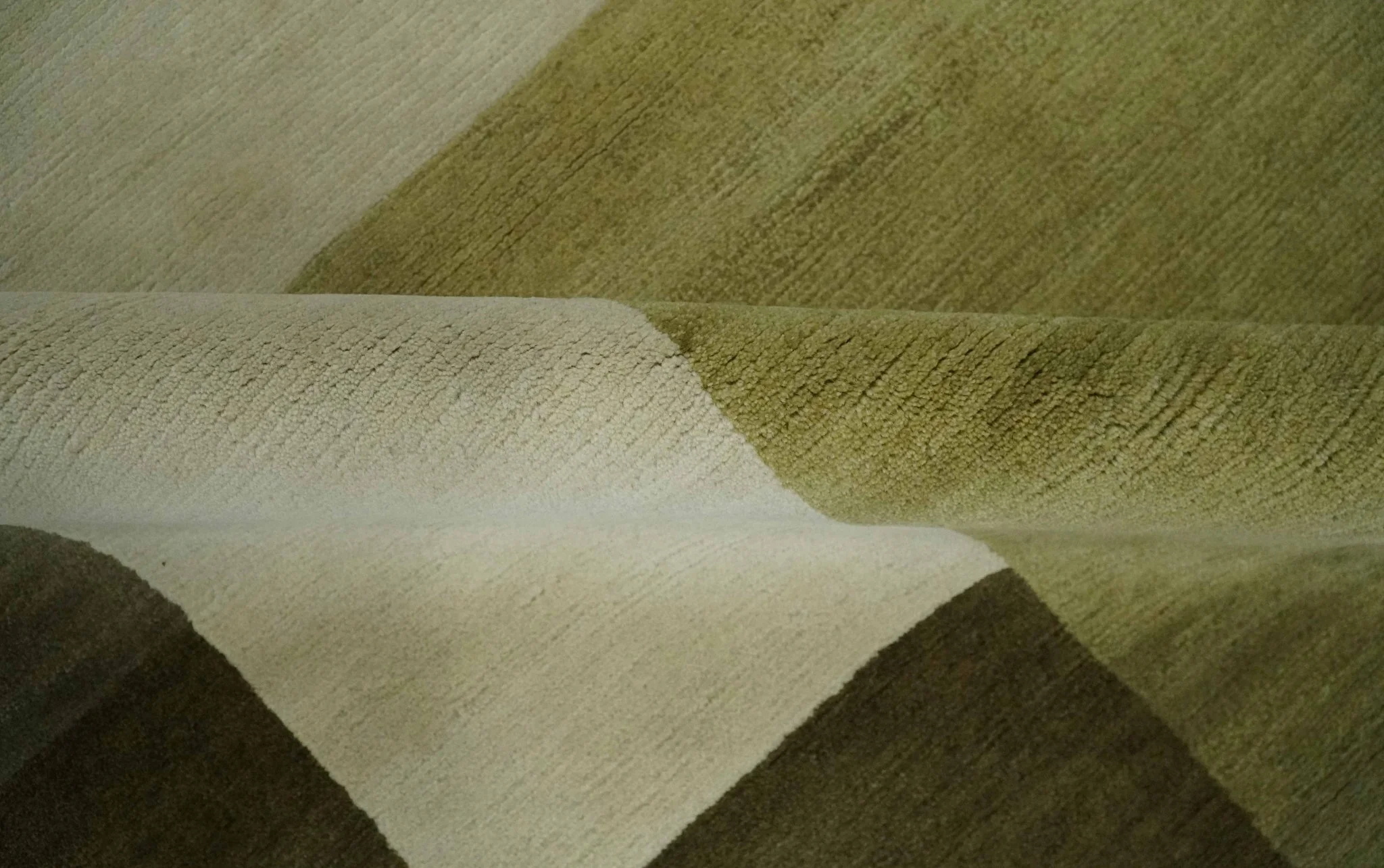 Geometrical Olive and Ivory Floral design Hand knotted 6x8 wool and Art Silk Area Rug - Image 7