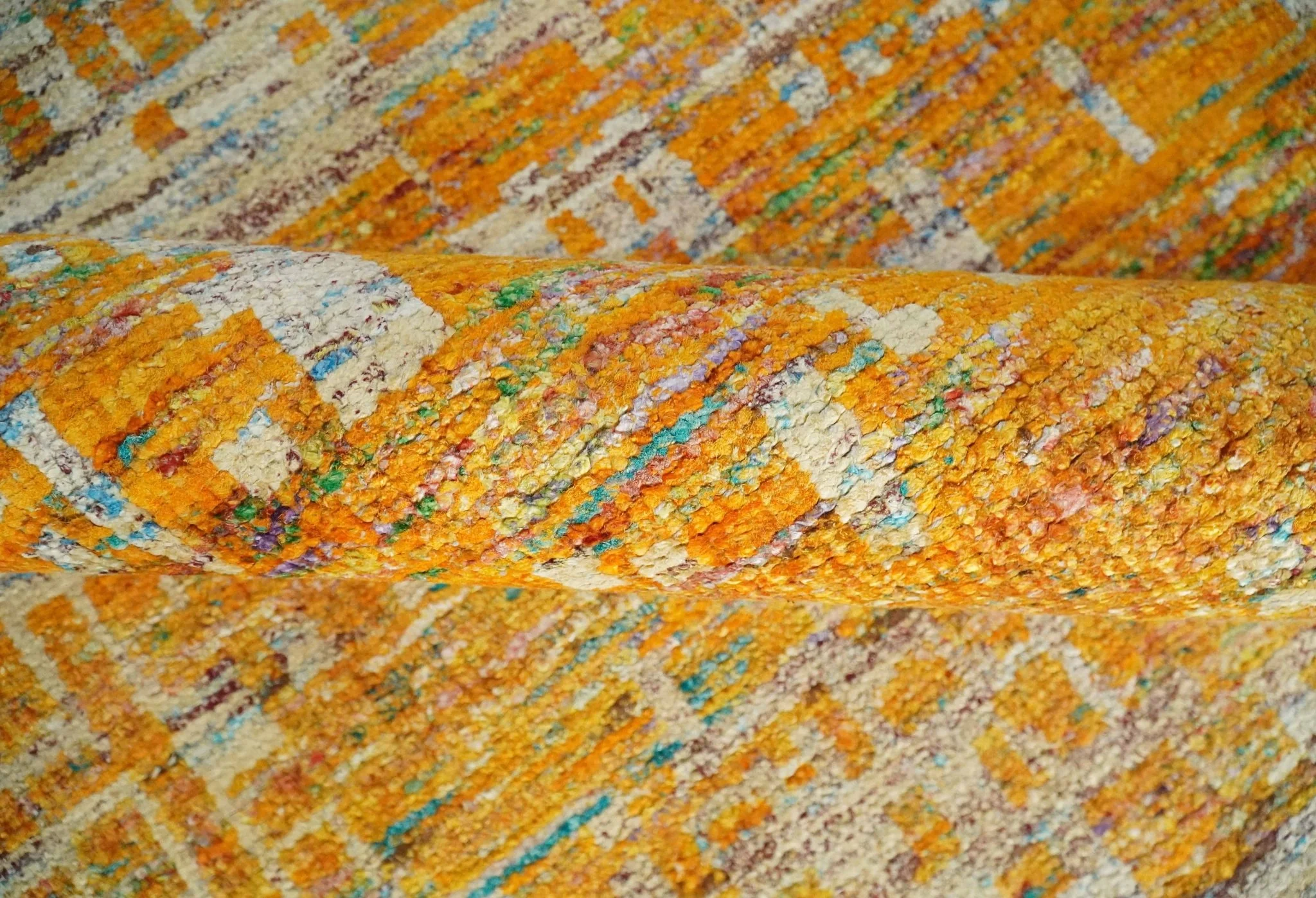Gold and Ivory Modern Abstract 5x8 Recycled Art Silk Area Rug - Image 8
