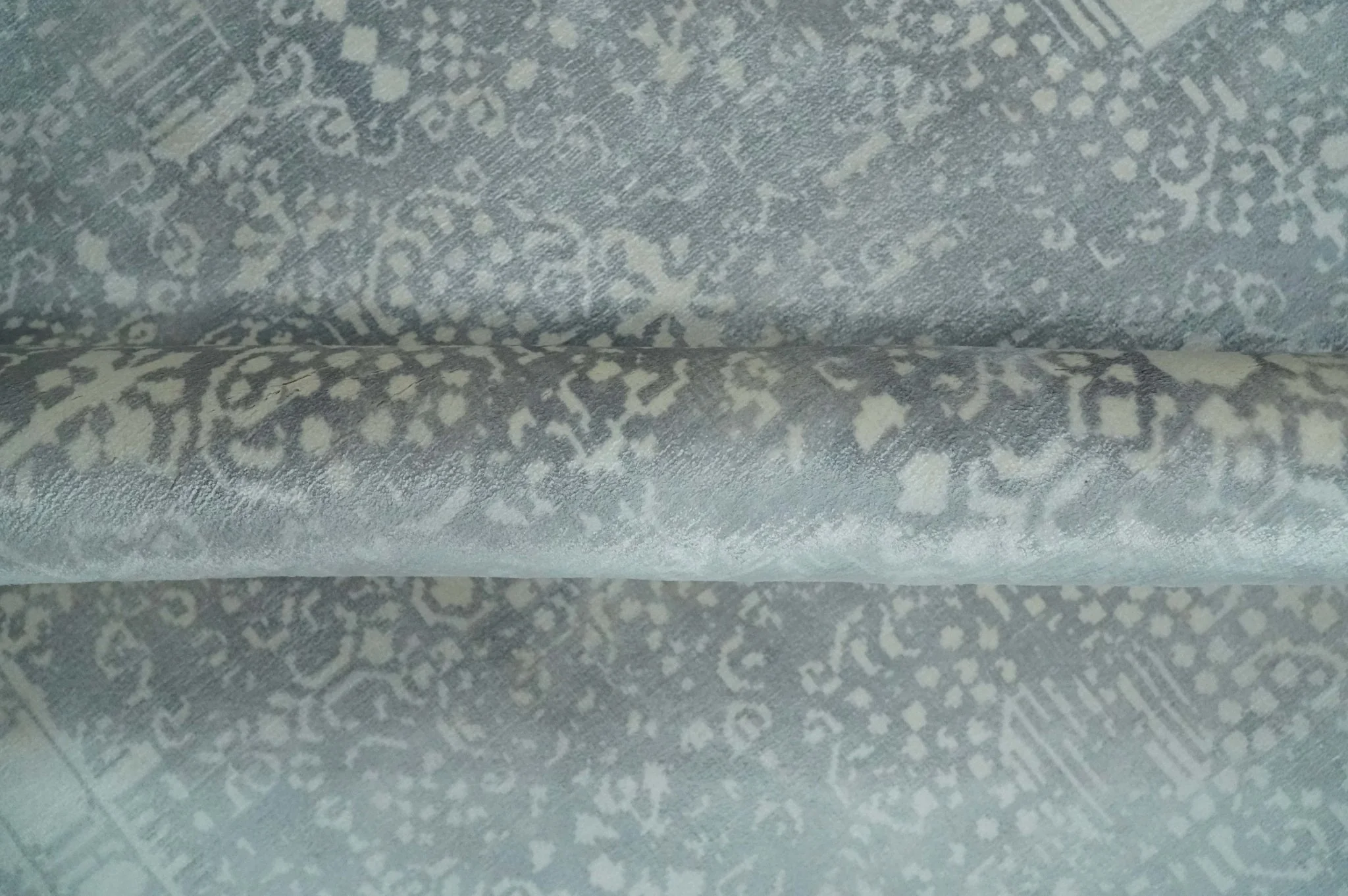 Premium Style Gray and Ivory Traditional Ikat Large design 5.6x8 Hand loom Wool and Viscose Area Rug - Image 7