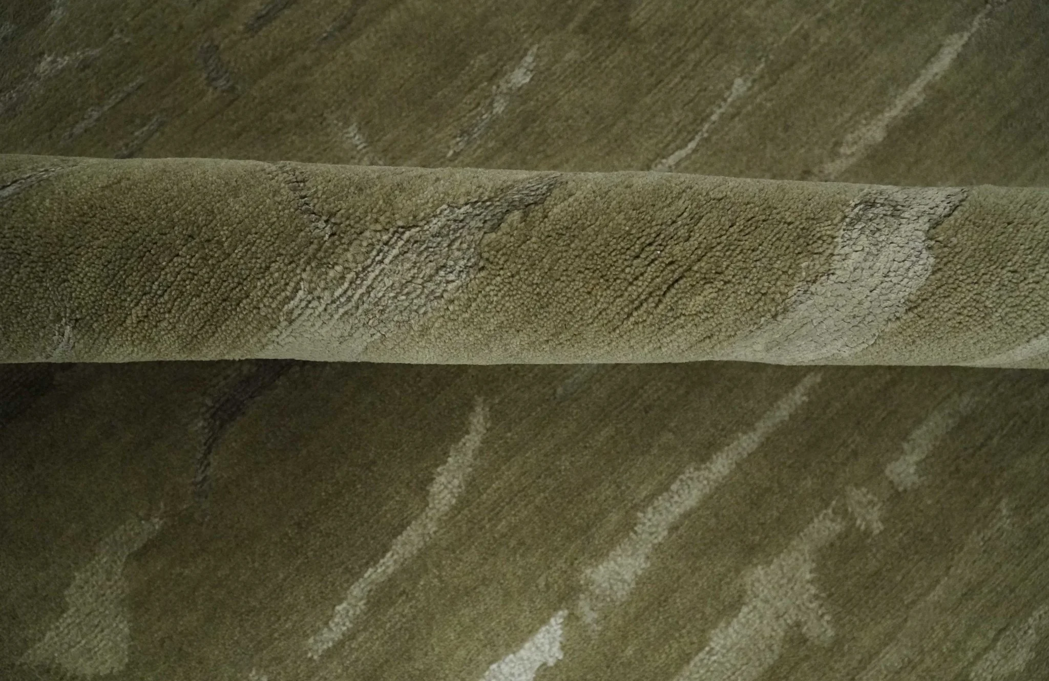 Green and Silver Modern Abstract Hand loom 5x7 wool and Art Silk Area Rug - Image 6