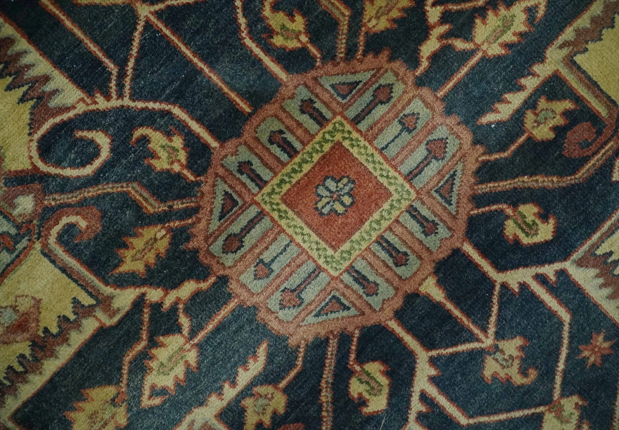 Hand Knotted Black, Rust and Beige 9x12 Traditional Heriz Serapi Wool Area Rug - Image 4