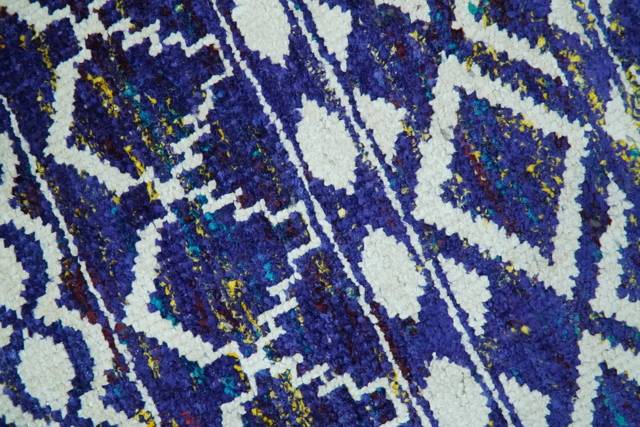 Hand Knotted Blue and Ivory 8x10 Southwestern Tribal Trellis Recycled Art Silk Area Rug - Image 4