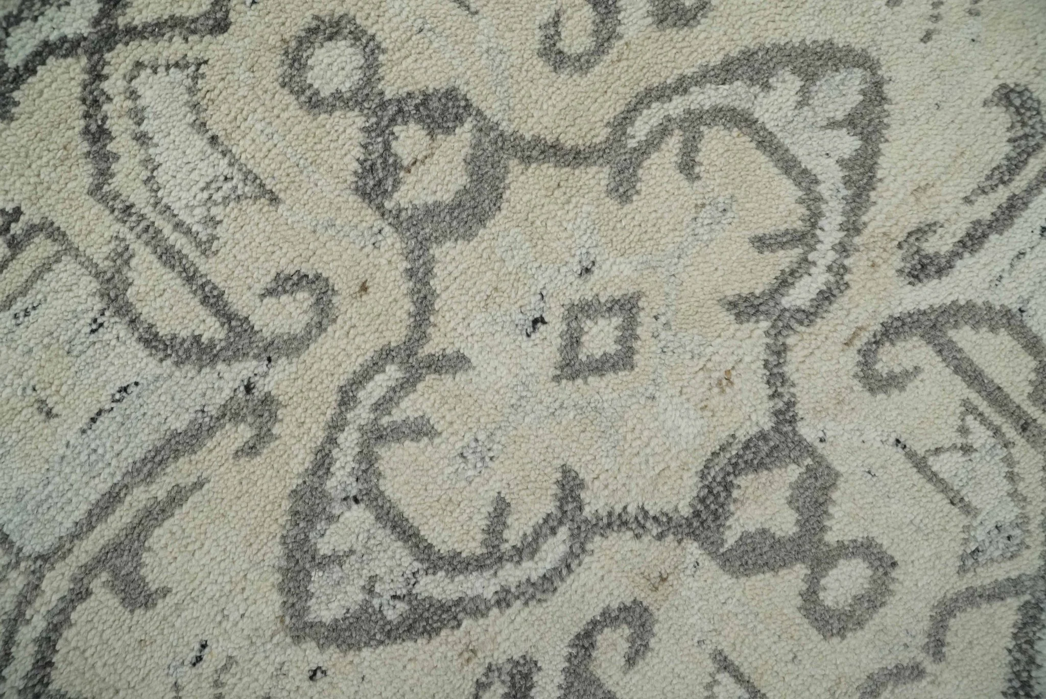 Hand Knotted Earthy Neutral Serapi Wool Rug, Charcoal, Beige and Ivory - Image 4