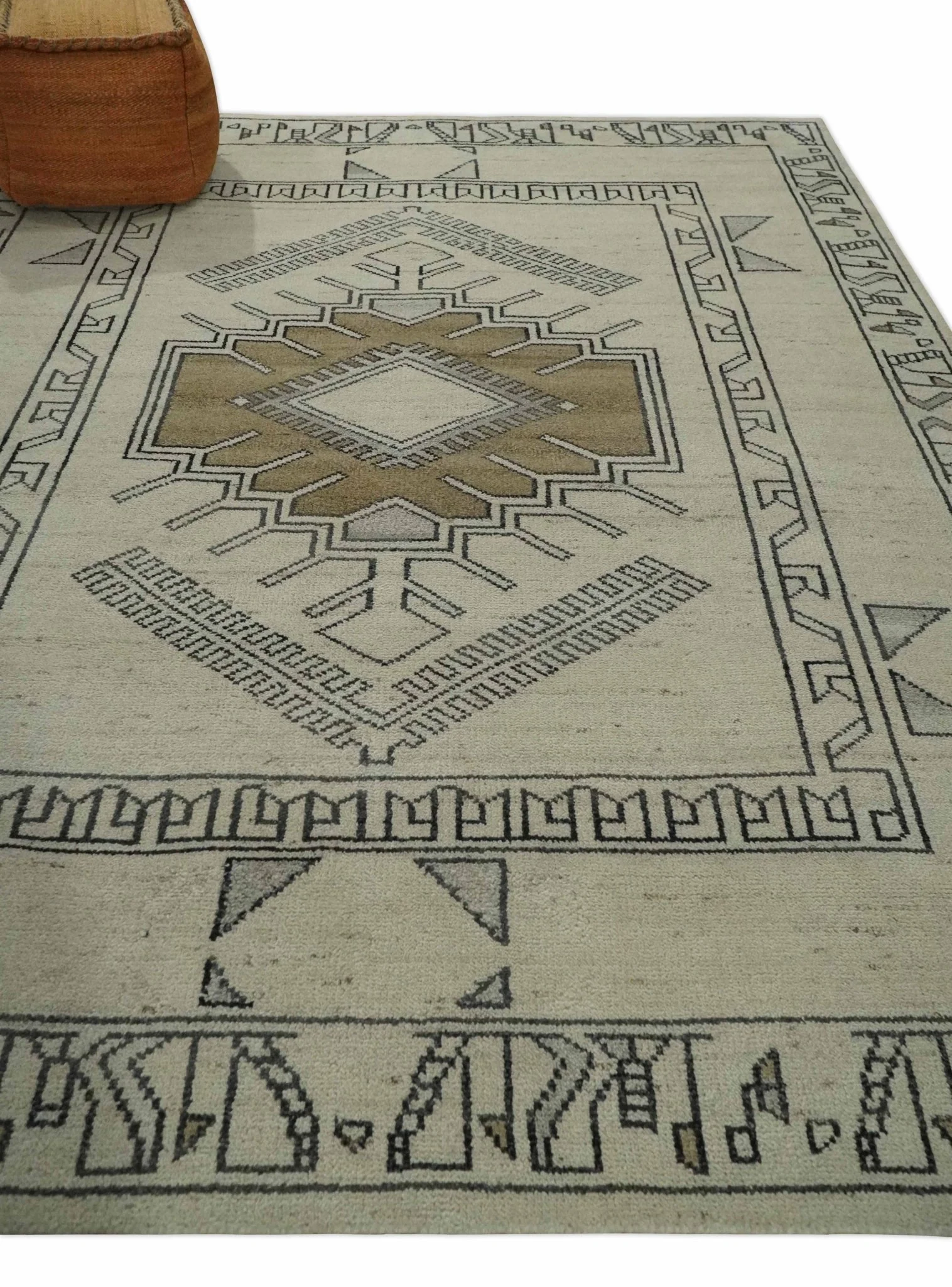 Natural Wool Hand Knotted Ivory, Beige and Black Traditional Heriz Serapi Wool Multi Size wool Area Rug, Kids, Living Room and Bedroom Rug - Image 3