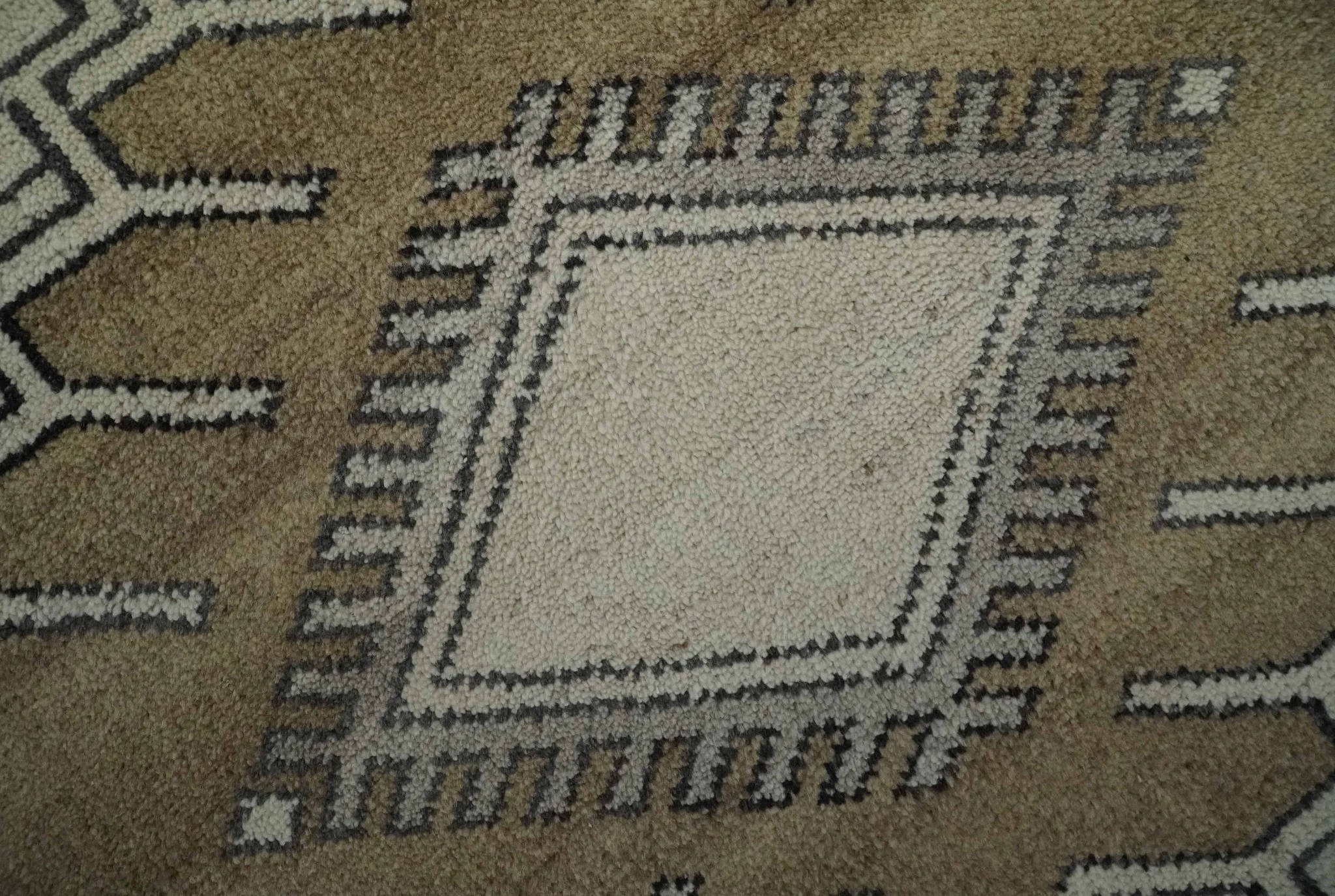 Natural Wool Hand Knotted Ivory, Beige and Black Traditional Heriz Serapi Wool Multi Size wool Area Rug, Kids, Living Room and Bedroom Rug - Image 4