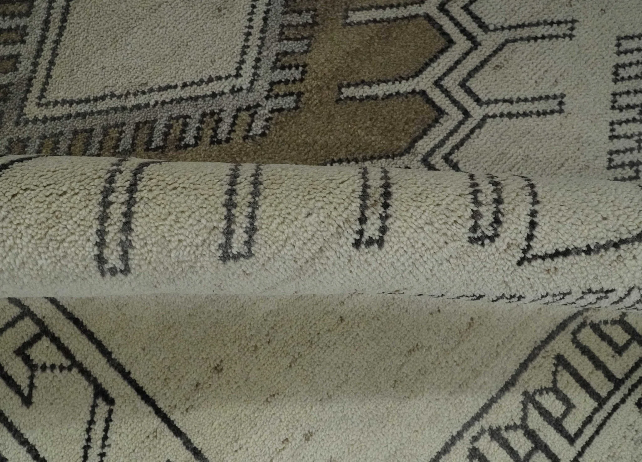 Natural Wool Hand Knotted Ivory, Beige and Black Traditional Heriz Serapi Wool Multi Size wool Area Rug, Kids, Living Room and Bedroom Rug - Image 7
