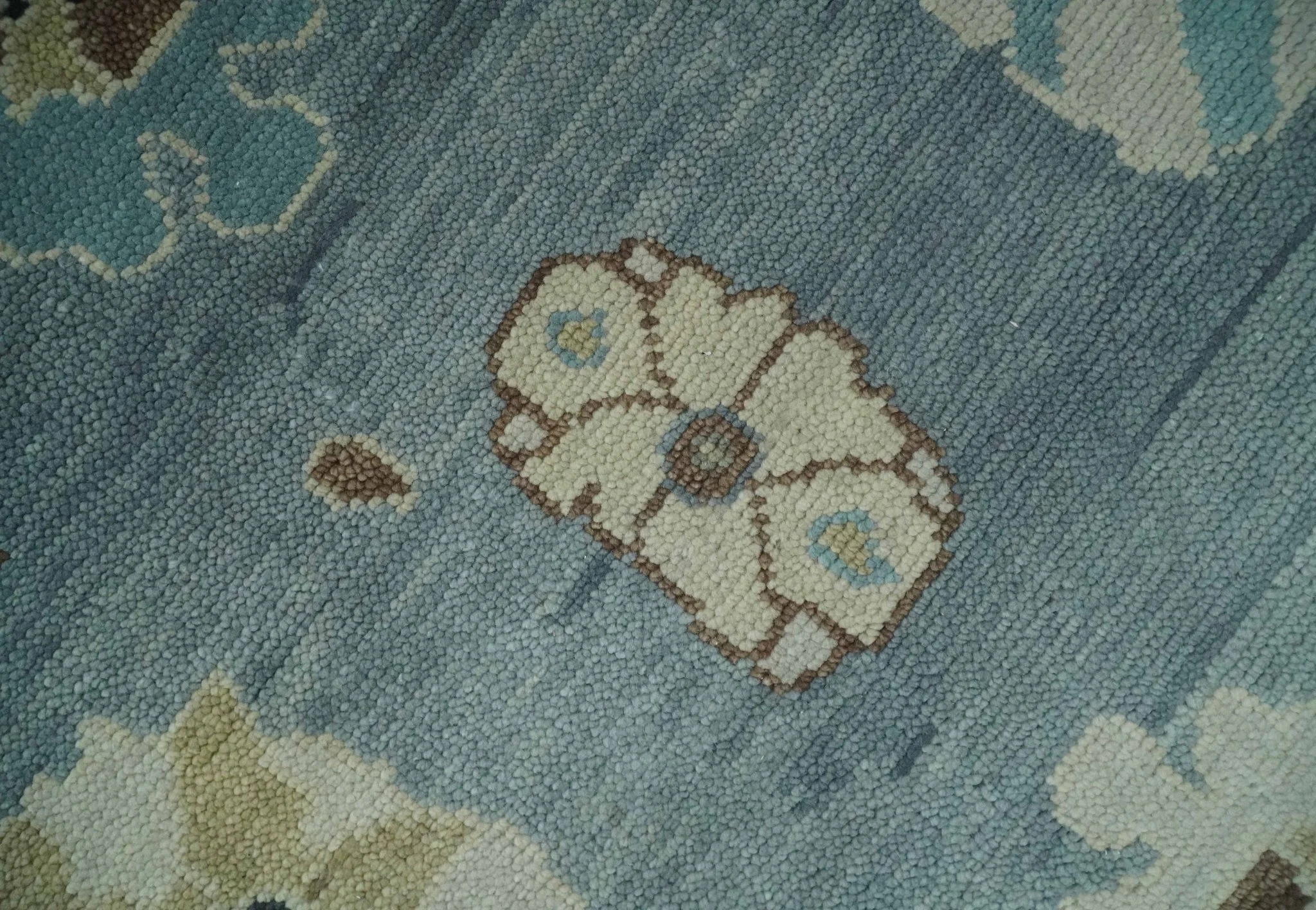 Hand Knotted Silver and Beige Traditional Oushak Vintage Wool Rug - Image 4
