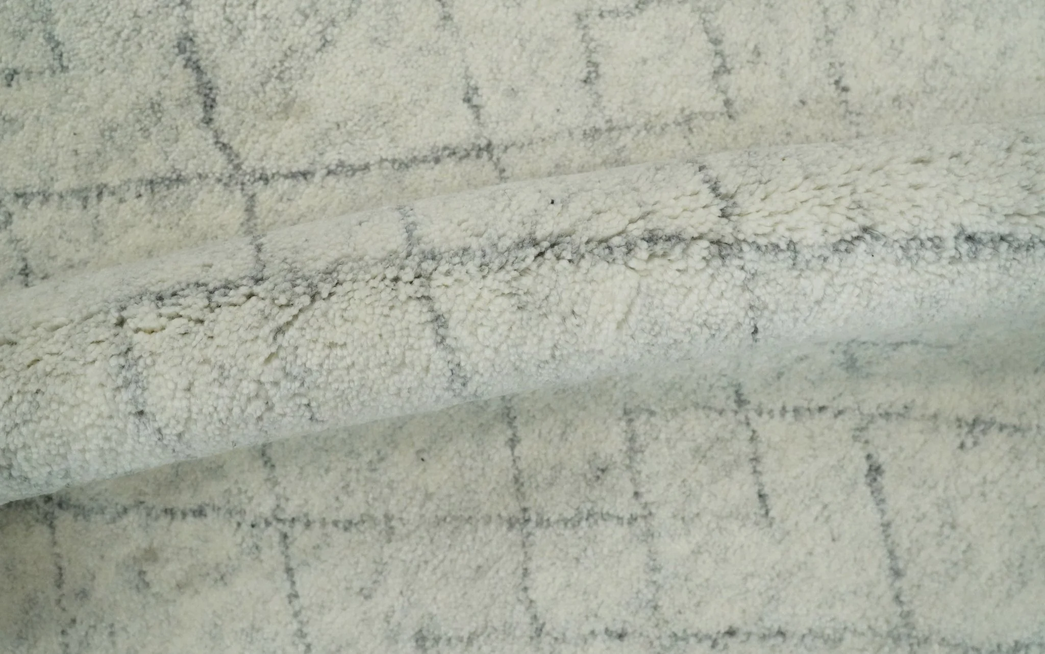 Hand Knotted Silver and Gray 9x12 Trellis Moroccan Rug Made with Fine Wool | TRDCP638912 - Image 7