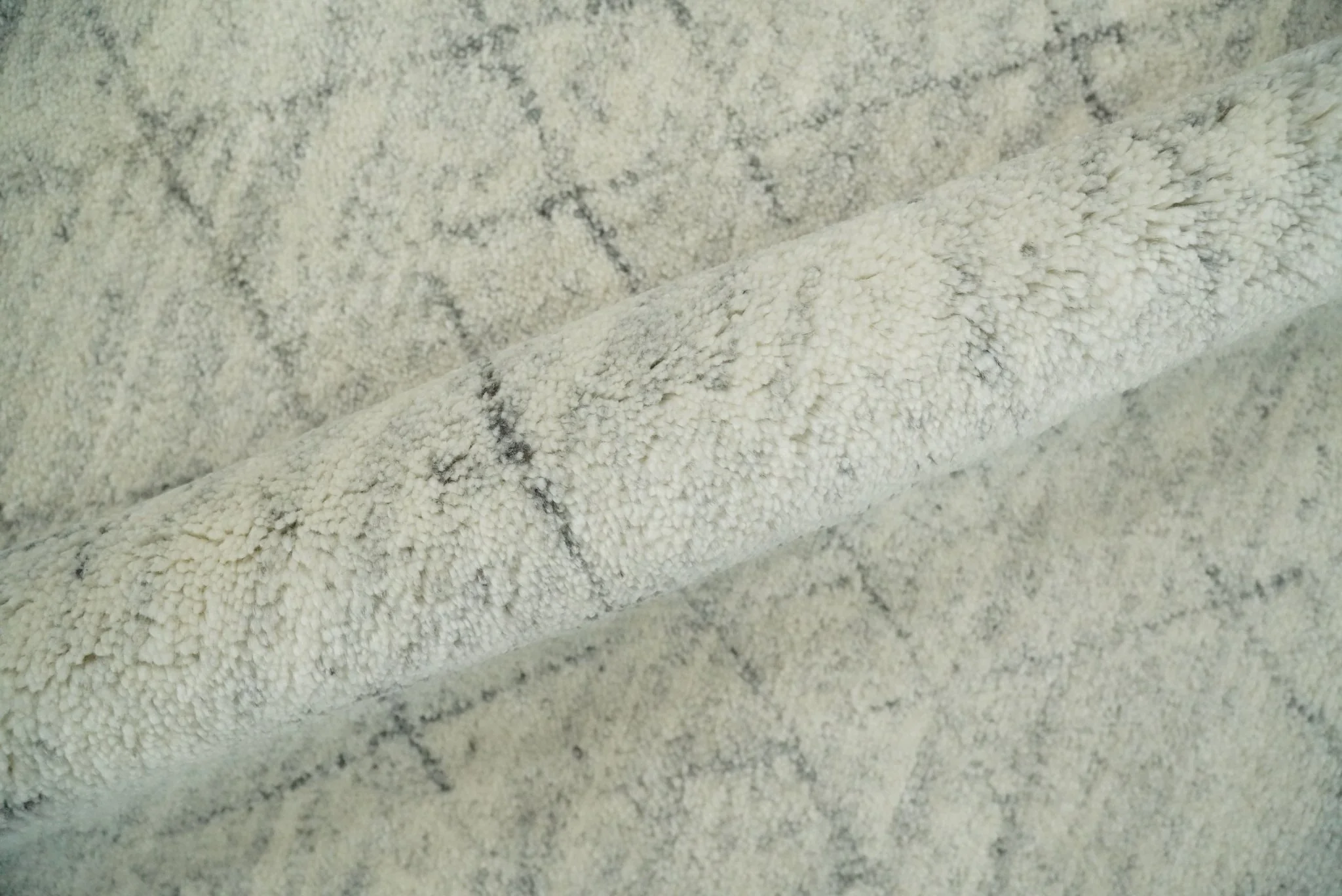 Hand Knotted Silver and Beige 9x12 Trellis Moroccan Rug Made with Fine Wool | TRDCP641912 - Image 9