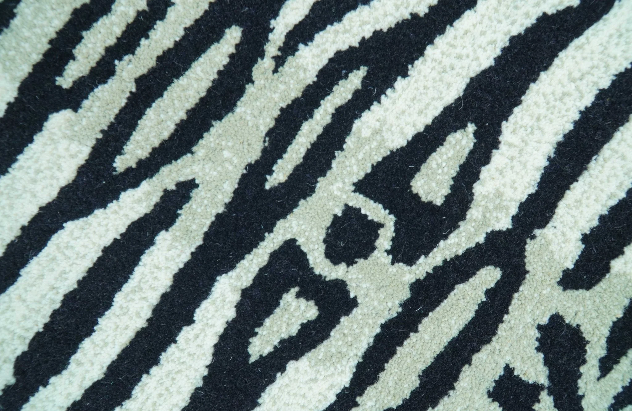 Hand Tufted 3x5 Black And White Animal Tiger Wool Area Rug - Image 2
