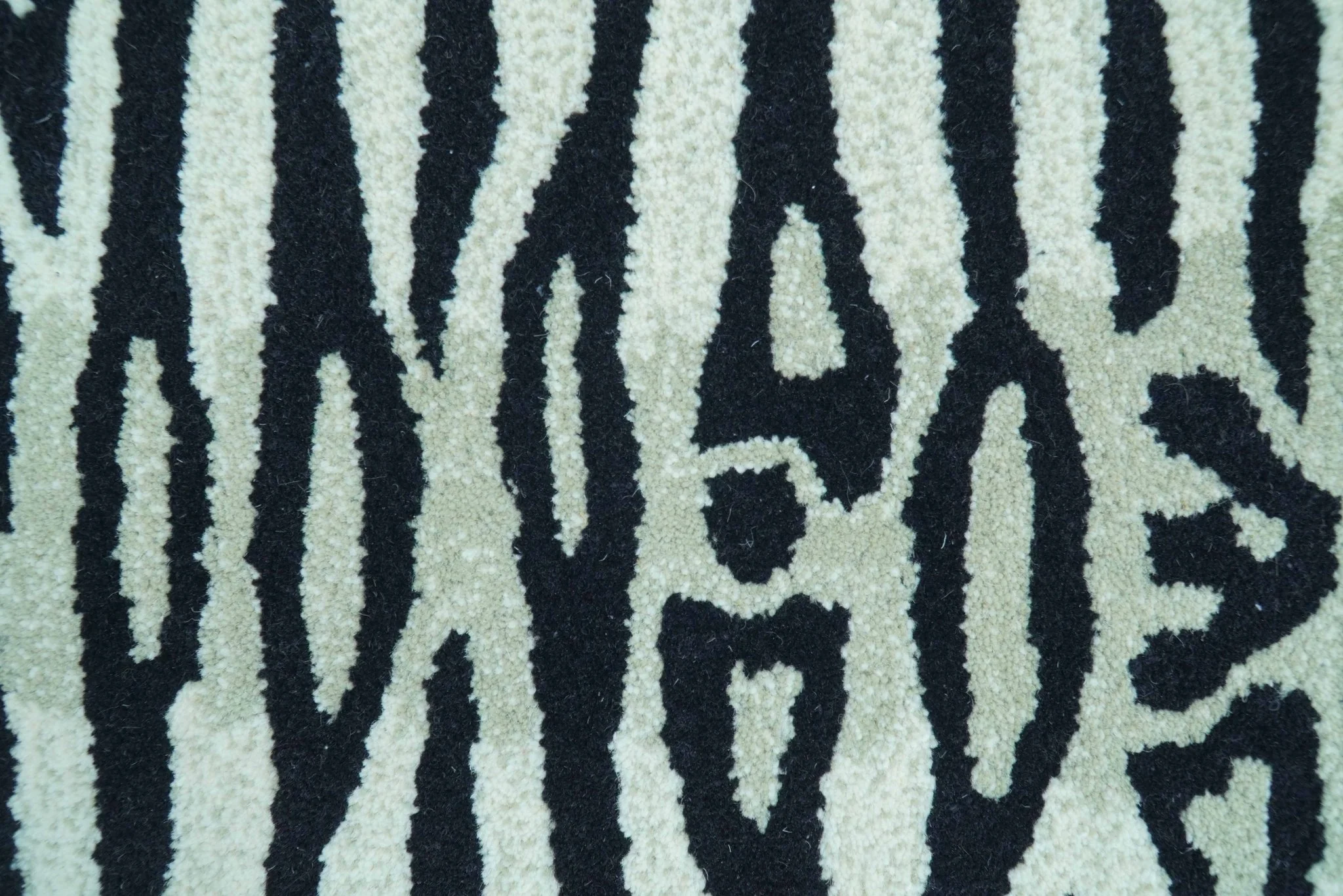 Hand Tufted 3x5 Black And White Animal Tiger Wool Area Rug - Image 3