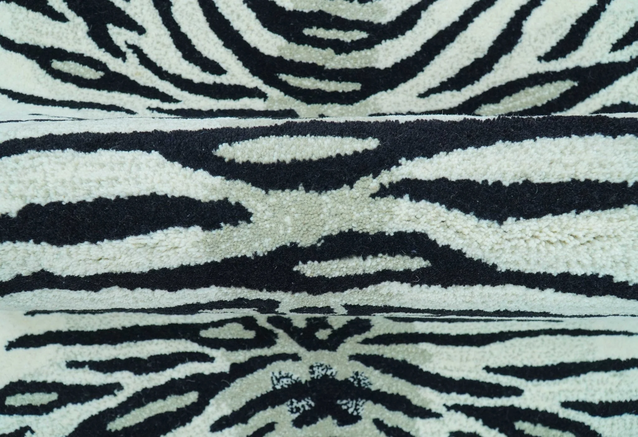Hand Tufted 3x5 Black And White Animal Tiger Wool Area Rug - Image 4