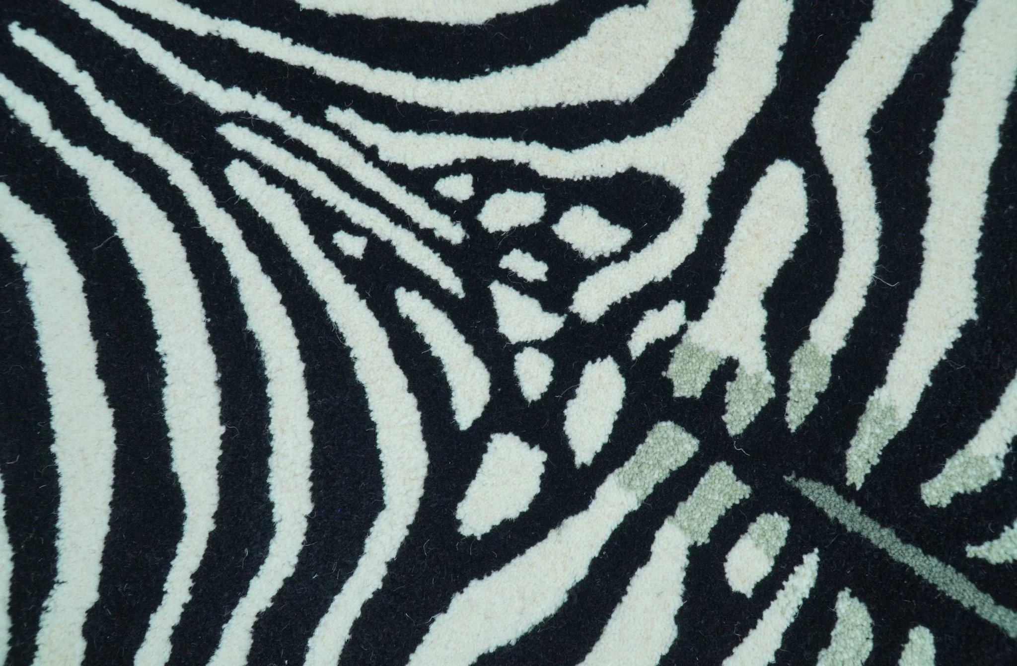 Hand Tufted Animal Zebra White And Black 3x5 Wool Area Rug - Image 3
