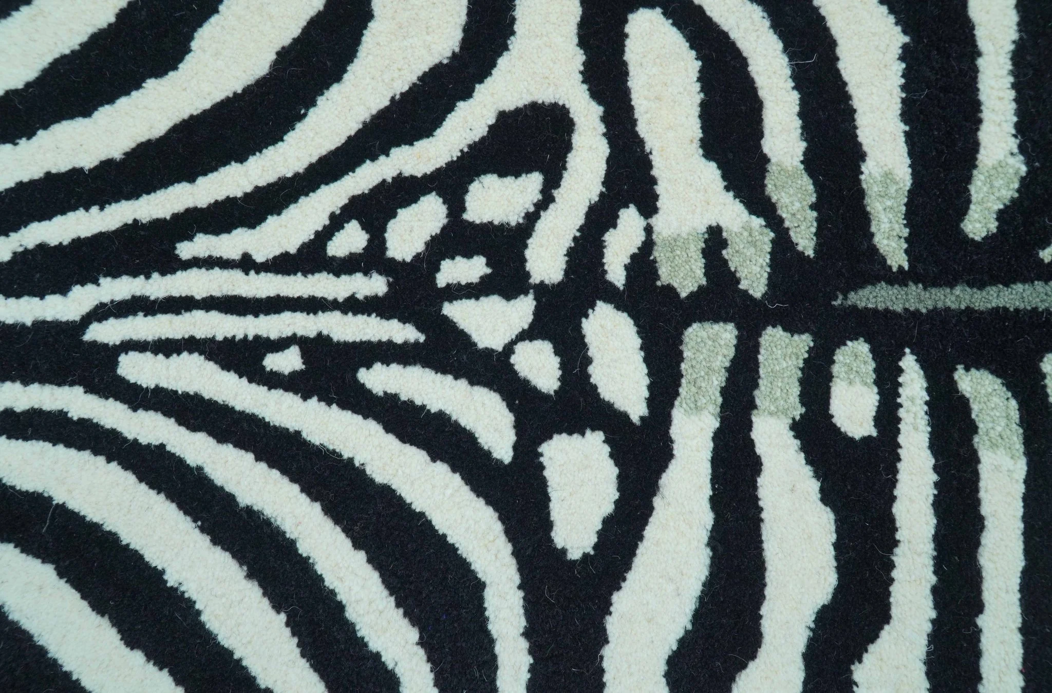Hand Tufted Animal Zebra White And Black 3x5 Wool Area Rug - Image 4