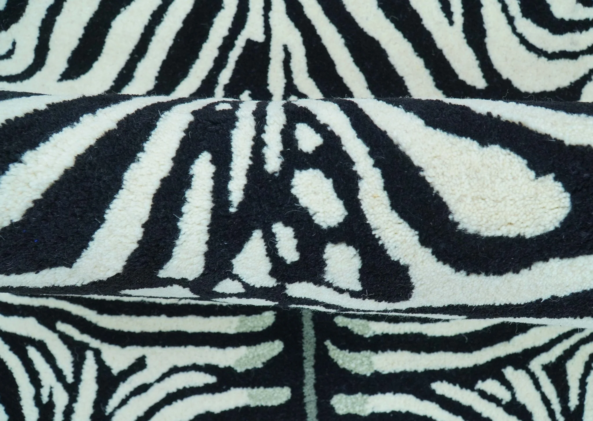 Hand Tufted Animal Zebra White And Black 3x5 Wool Area Rug - Image 5