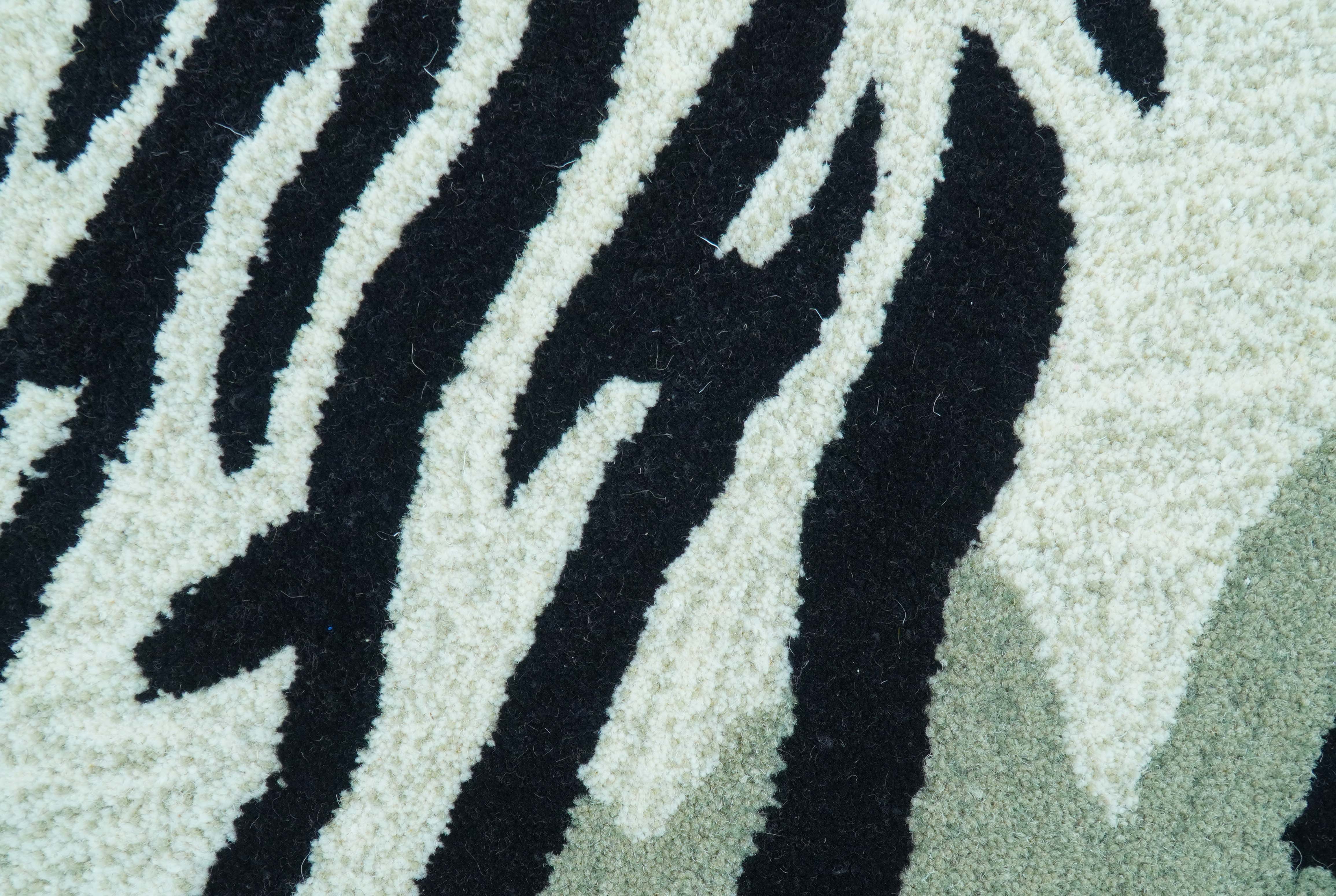 Hand Tufted Black And White Animal Tiger 2x6  Wool Area Rug - Image 4