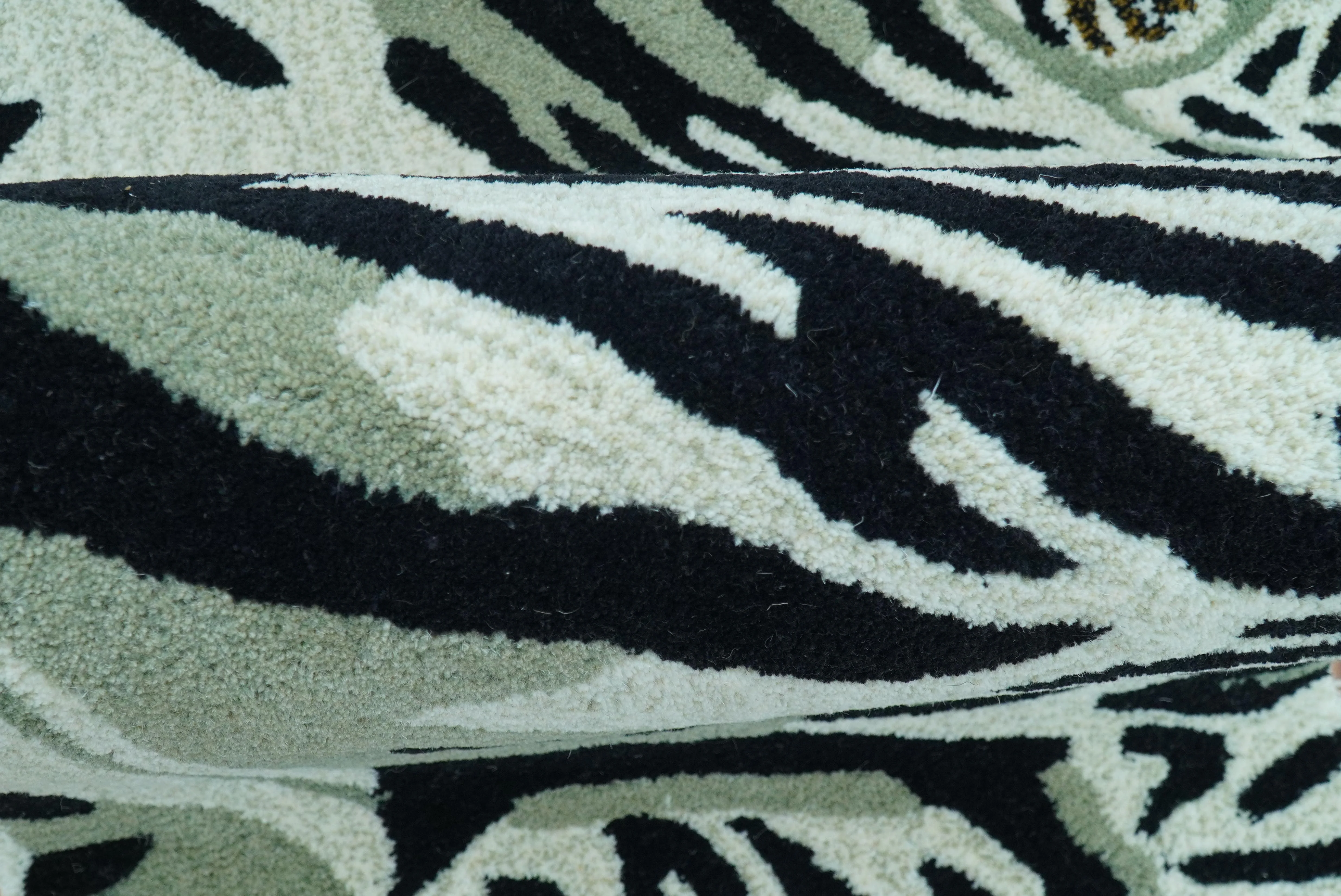 Hand Tufted Black And White Animal Tiger 2x6  Wool Area Rug - Image 5