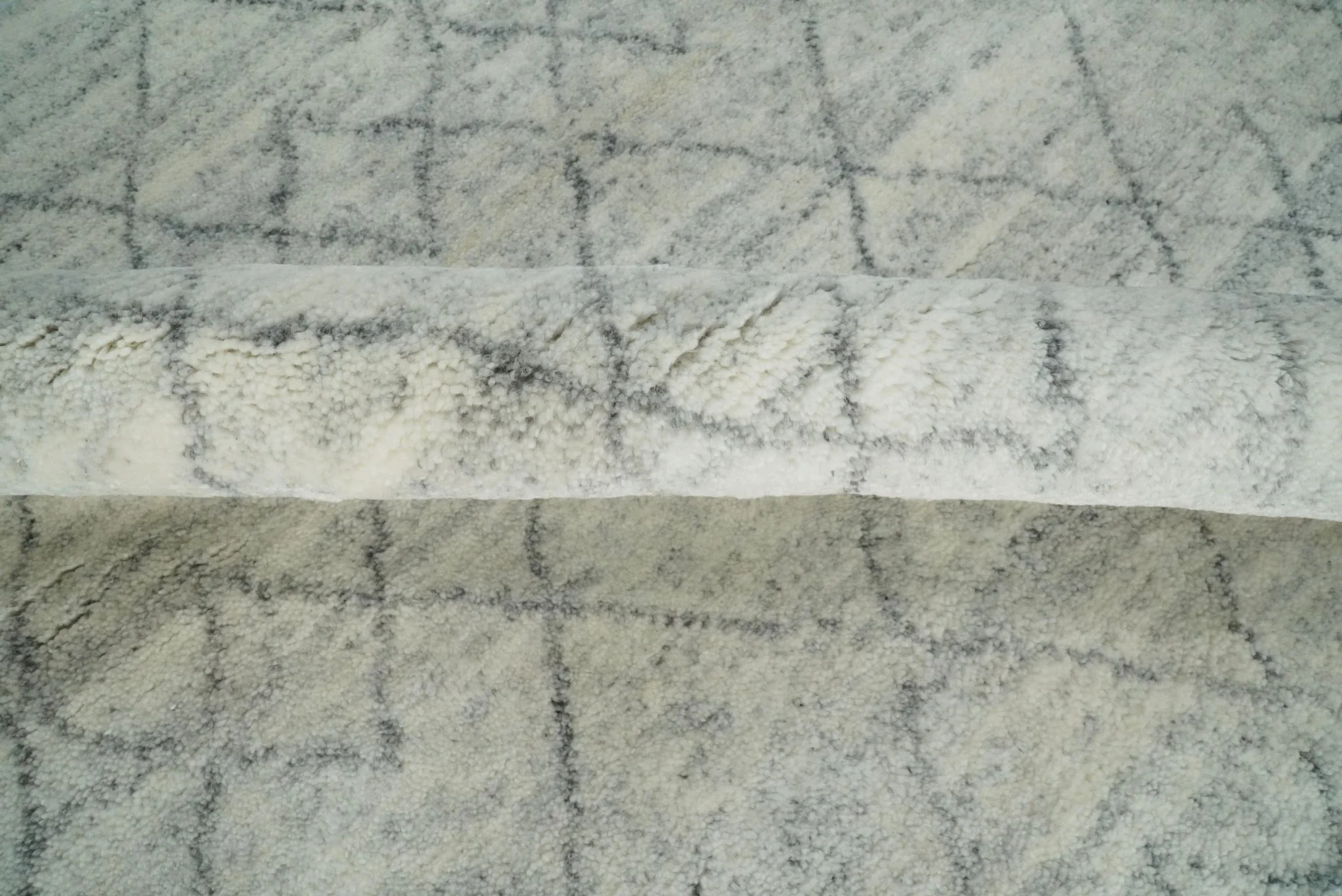 Hand Woven Silver and Gray 8x10 Trellis Moroccan Rug Made with Fine Wool | TRDCP79810 - Image 10