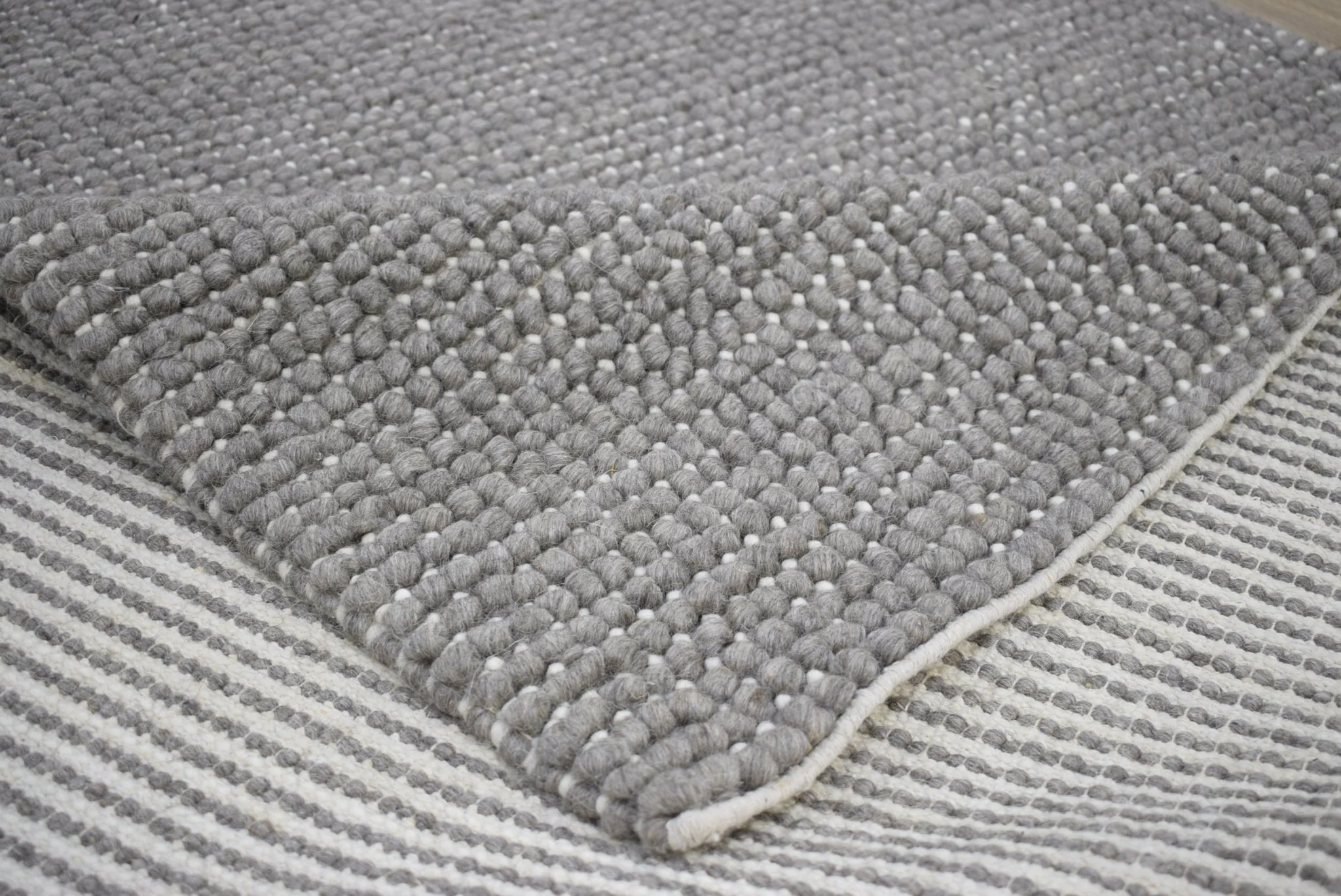 Hand Woven Chunky Fine Wool Contemporary Solid Area Rug - Image 9