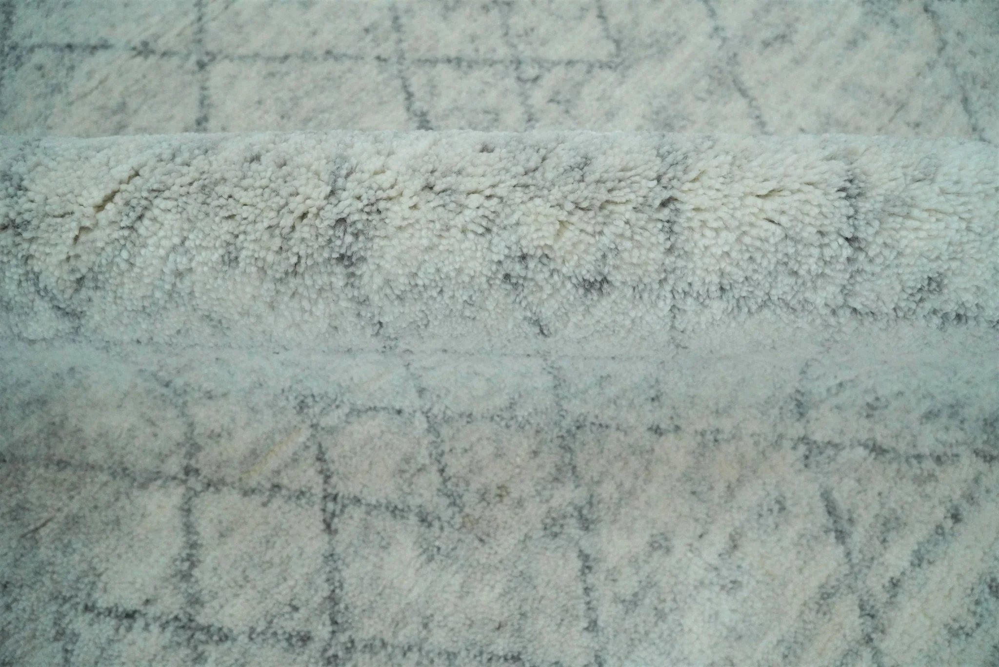 Hand Woven Silver and Gray 9x12 Trellis Moroccan Rug Made with Fine Wool | TRDCP100912 - Image 9