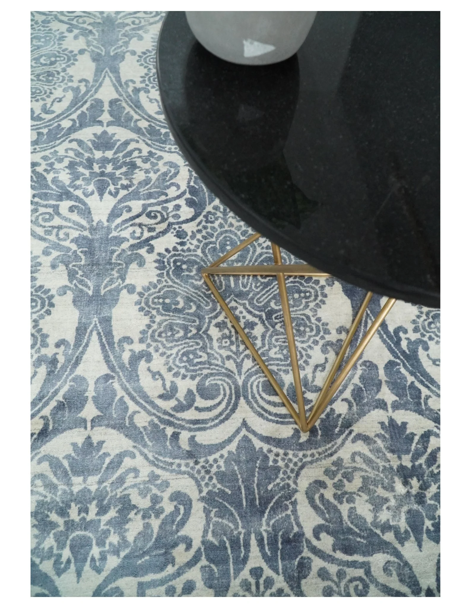 Handmade 7.8x9.10 Damask Ivory and gray Blended Wool and Bamboo Silk Area Rug - Image 3