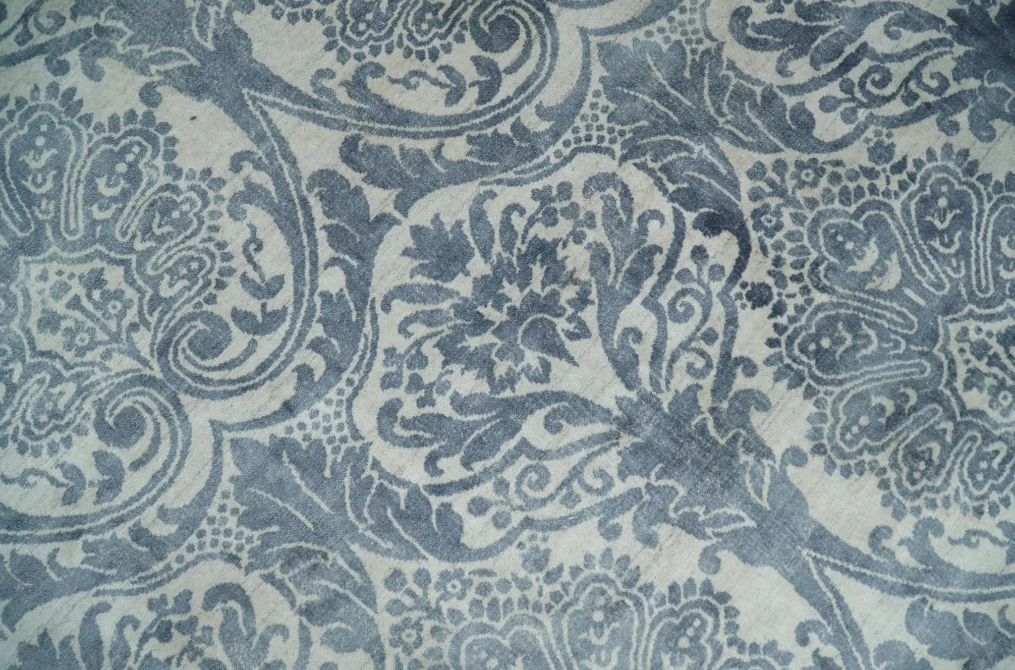 Handmade 7.8x9.10 Damask Ivory and gray Blended Wool and Bamboo Silk Area Rug - Image 4