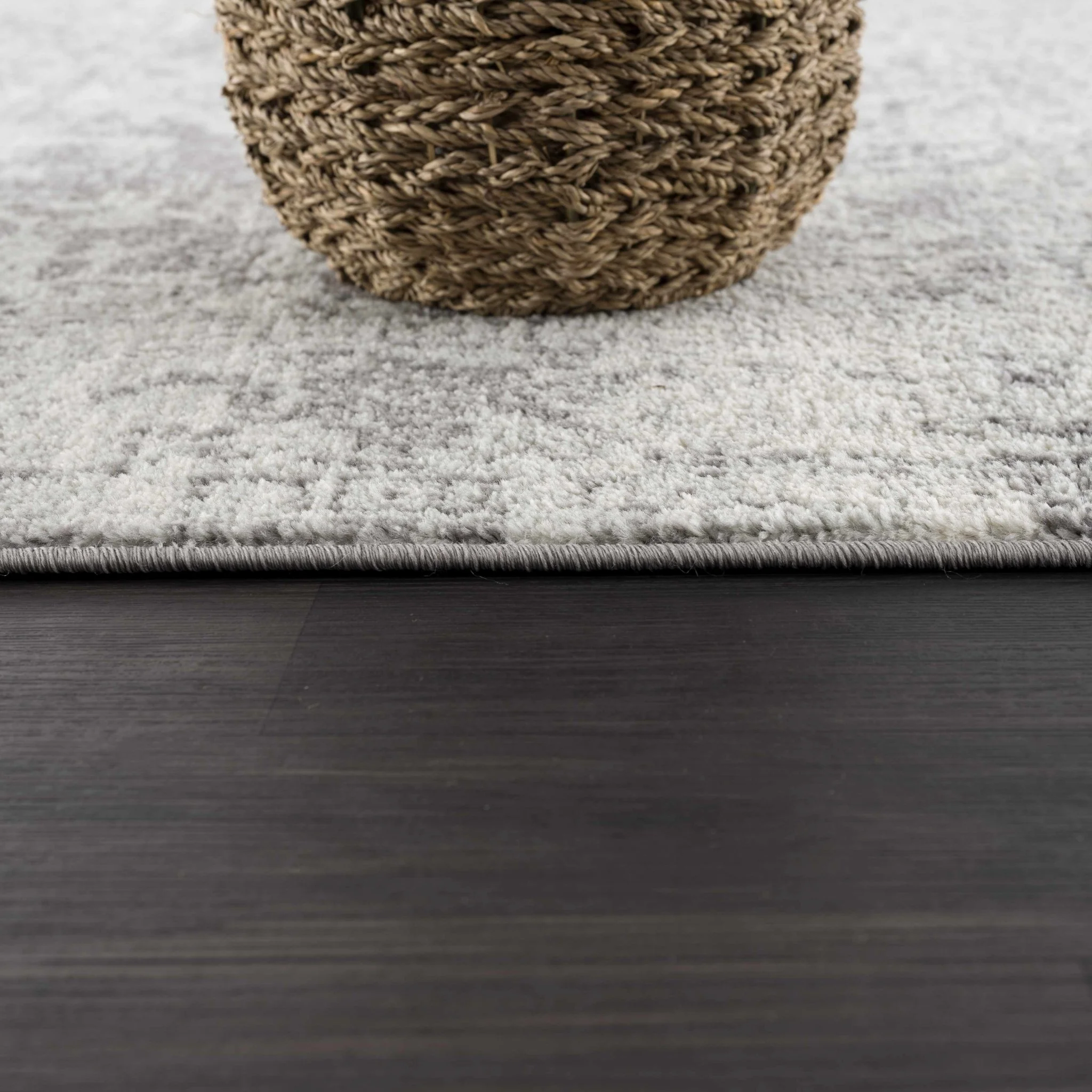 Traditional Heriz Design Gray and Beige Medallion Area Rug - Image 17