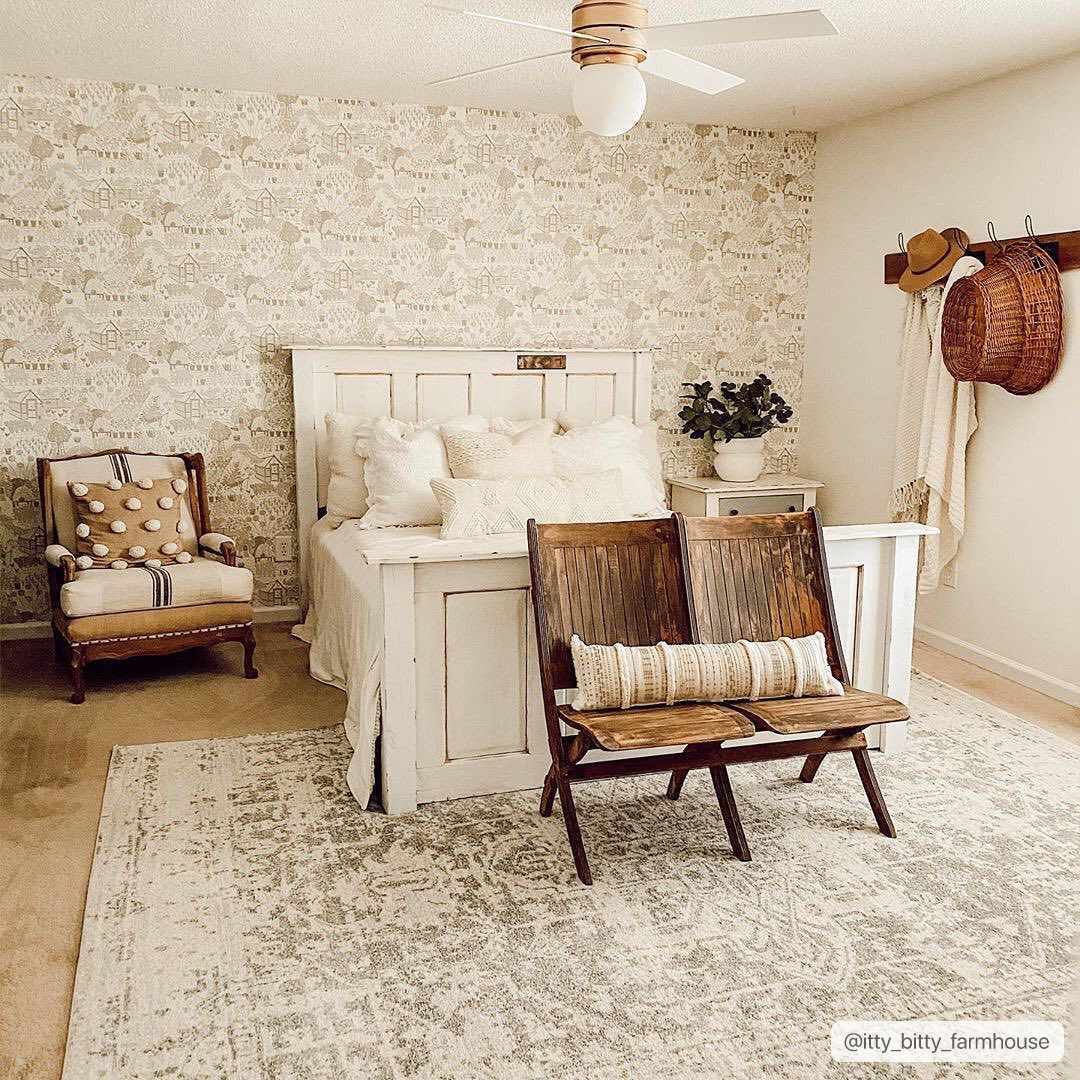 Traditional Heriz Design Gray and Beige Medallion Area Rug - Image 3