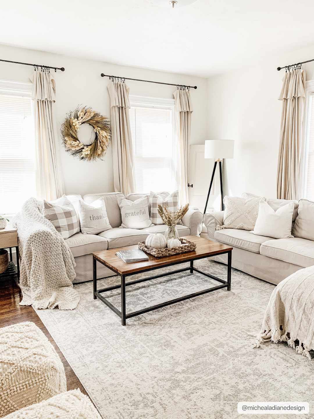 Traditional Heriz Design Gray and Beige Medallion Area Rug - Image 4