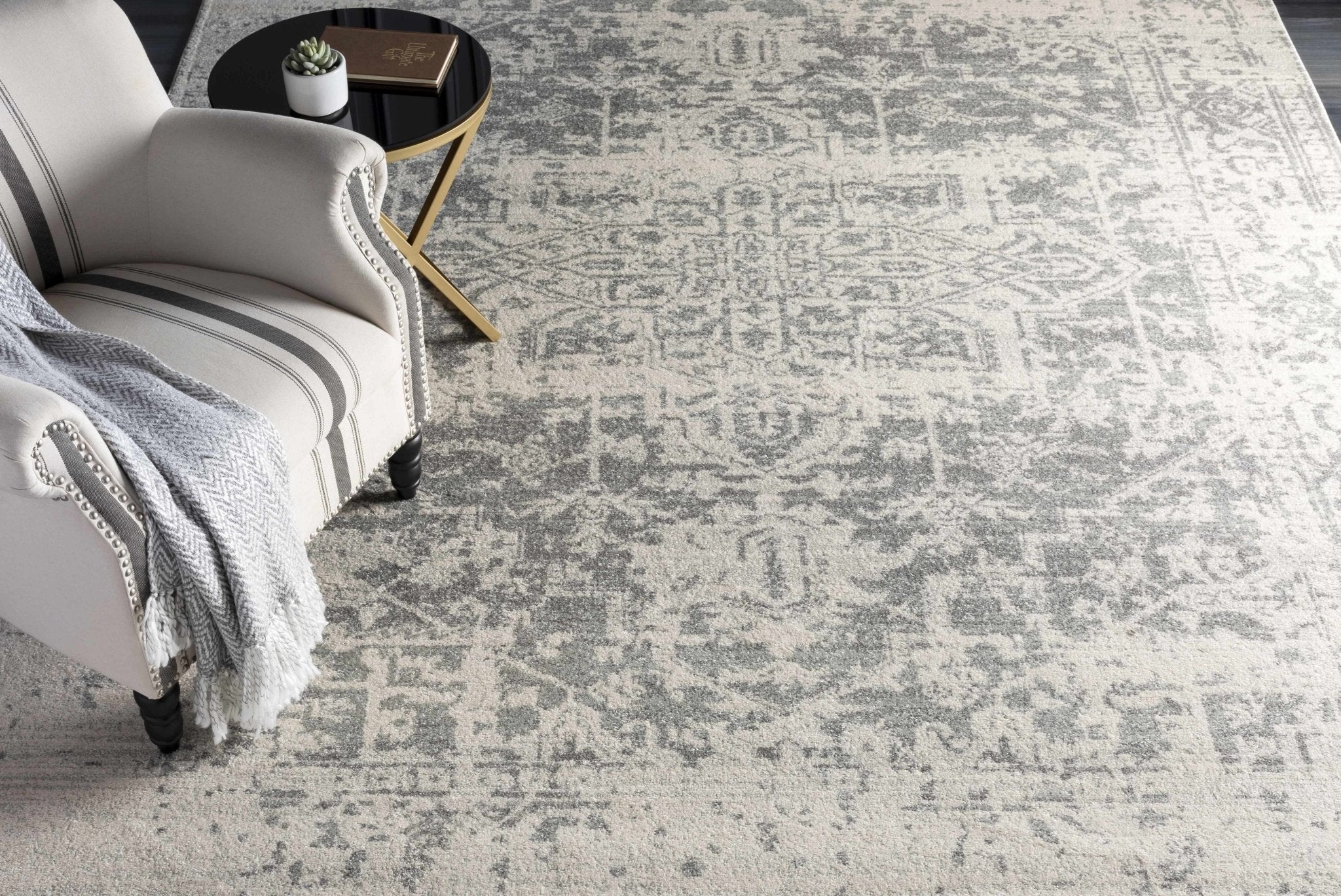 Traditional Heriz Design Gray and Beige Medallion Area Rug - Image 5