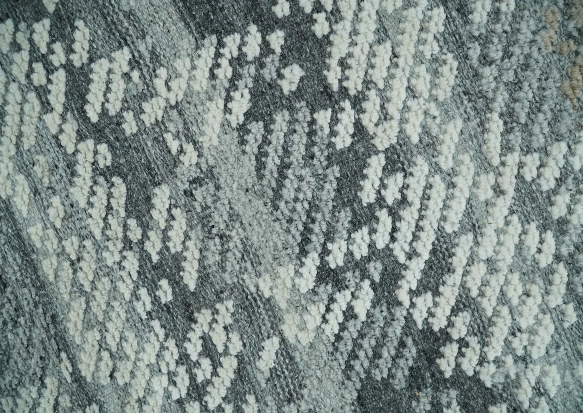 High-Low Ivory, Gray and Charcoal 8x10 hand knotted Contemporary wool Area rug - Image 4