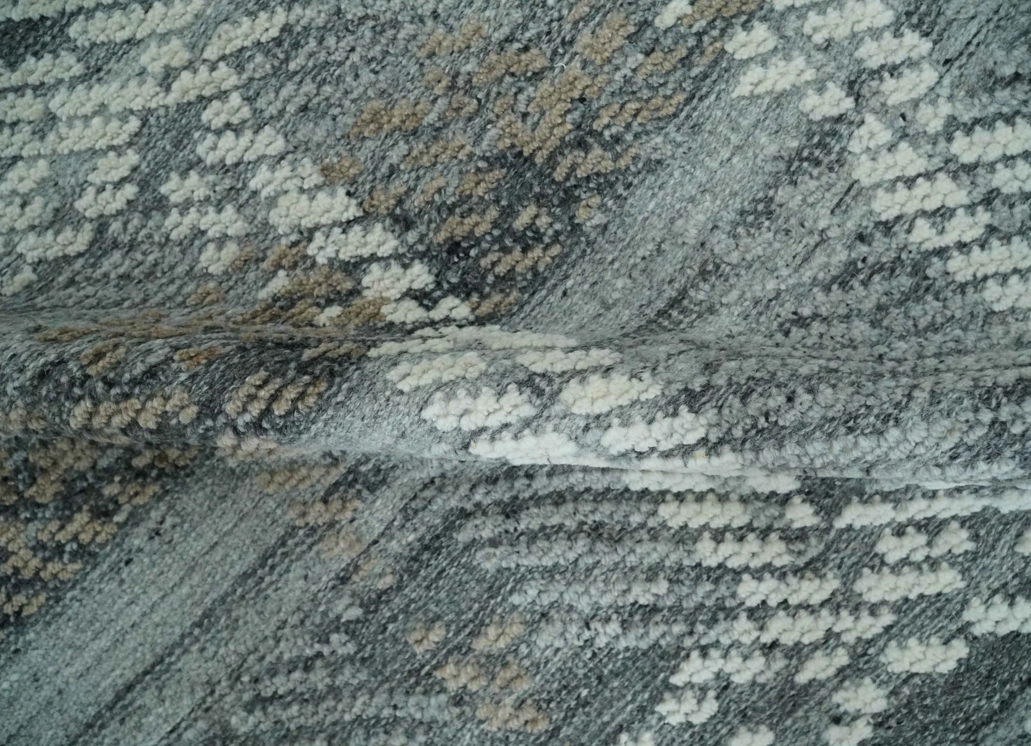 High-Low Ivory, Gray and Charcoal 8x10 hand knotted Contemporary wool Area rug - Image 6