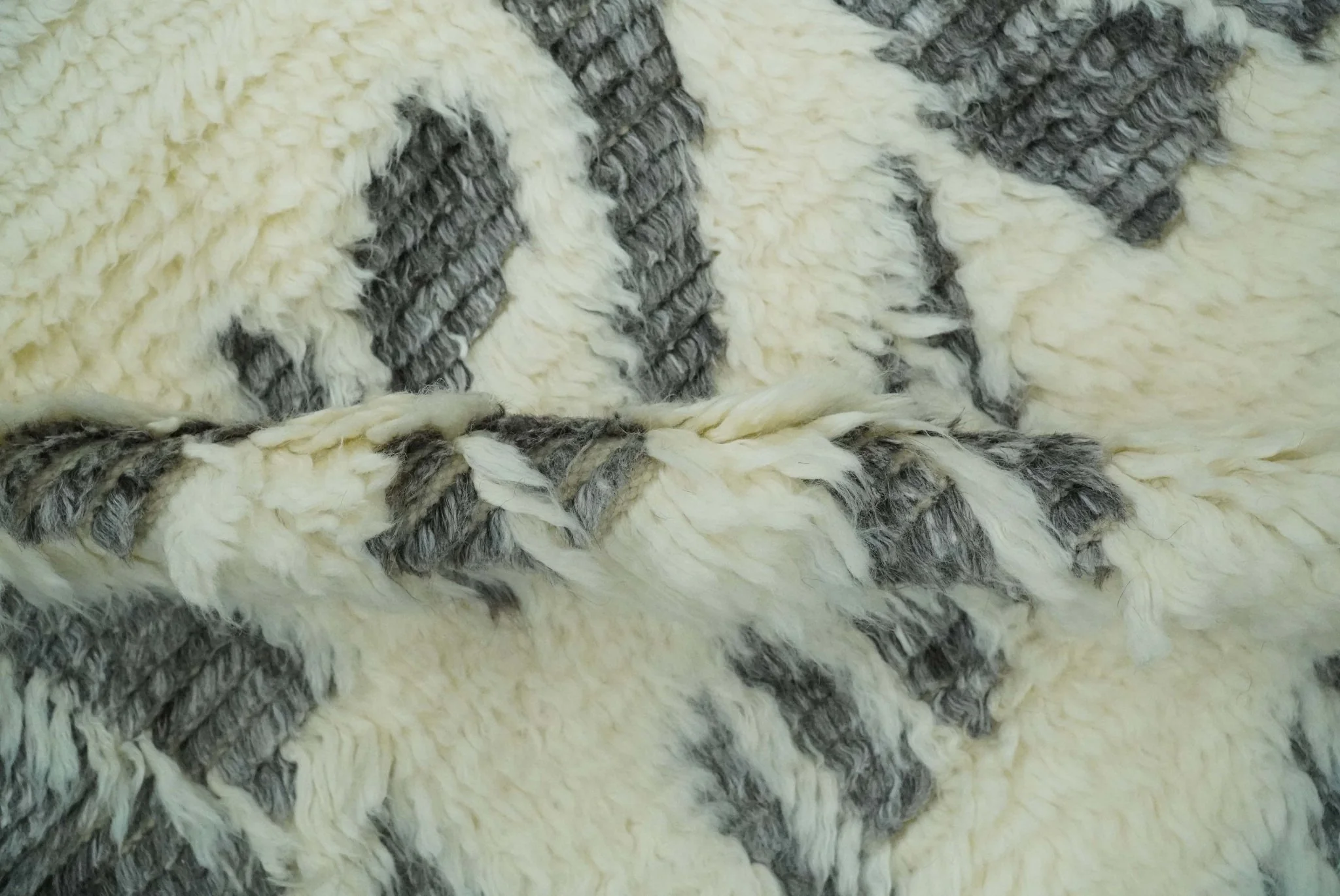 Modern Abstract 5x8 Ivory and Charcoal Texture Moroccan Style Plush Pile wool Rug - Image 7