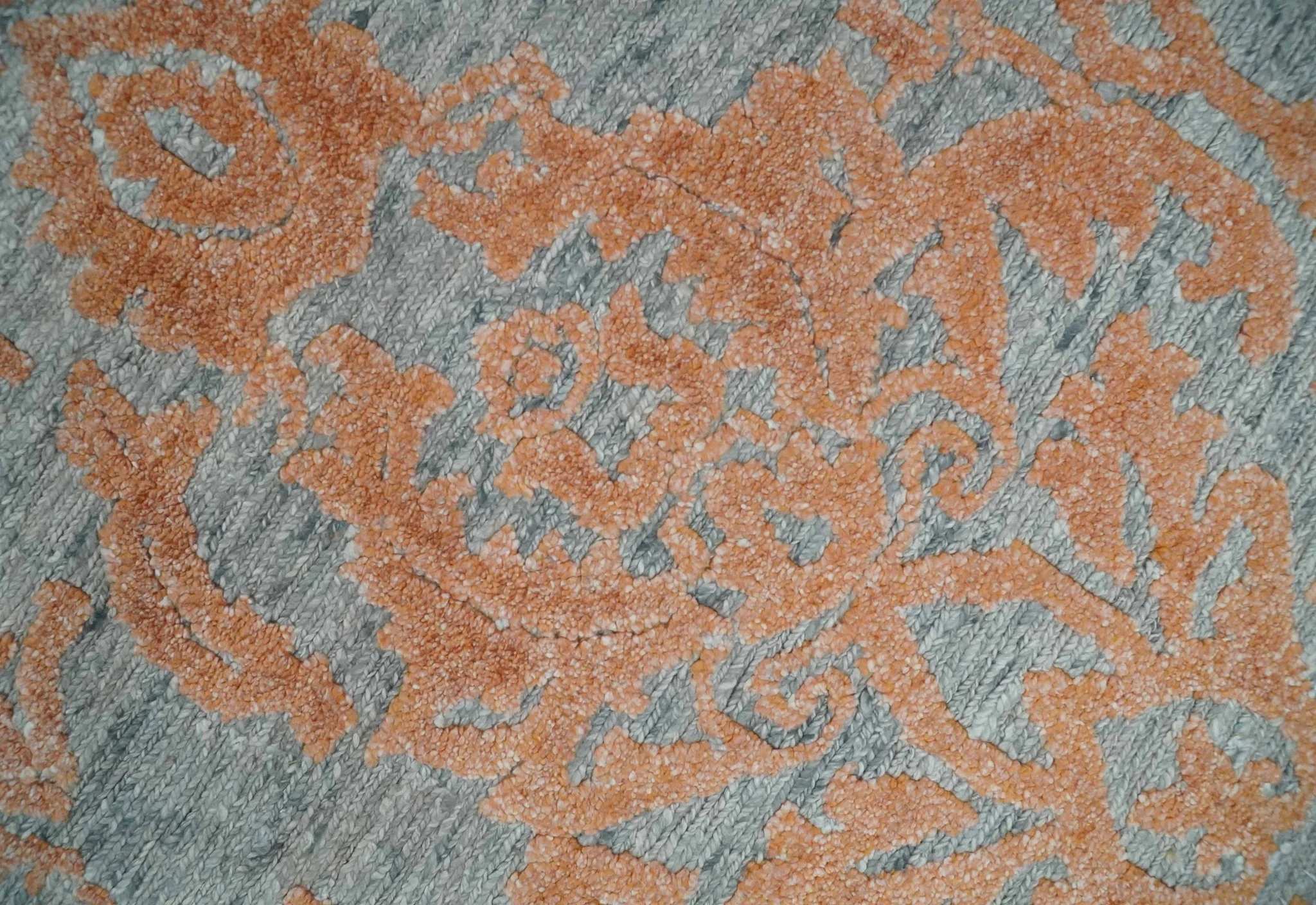 Modern 8x10 Silver and Rust Traditional Carved Pattern Handmade Wool Area Rug - Image 4