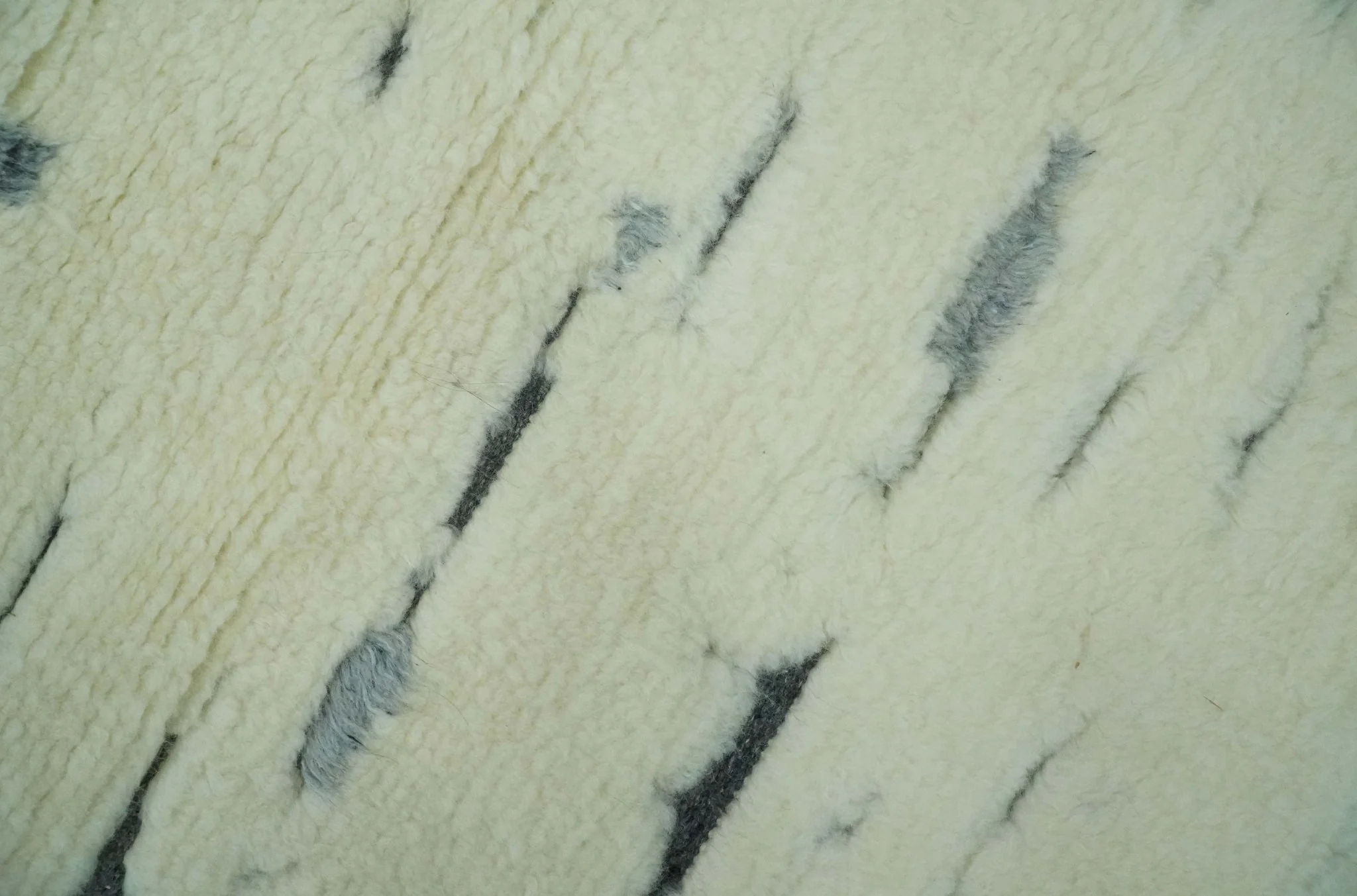 Modern Abstract Beige and Gray Hand Knotted Moroccan Style Plush Pile 5x8 wool Rug - Image 5