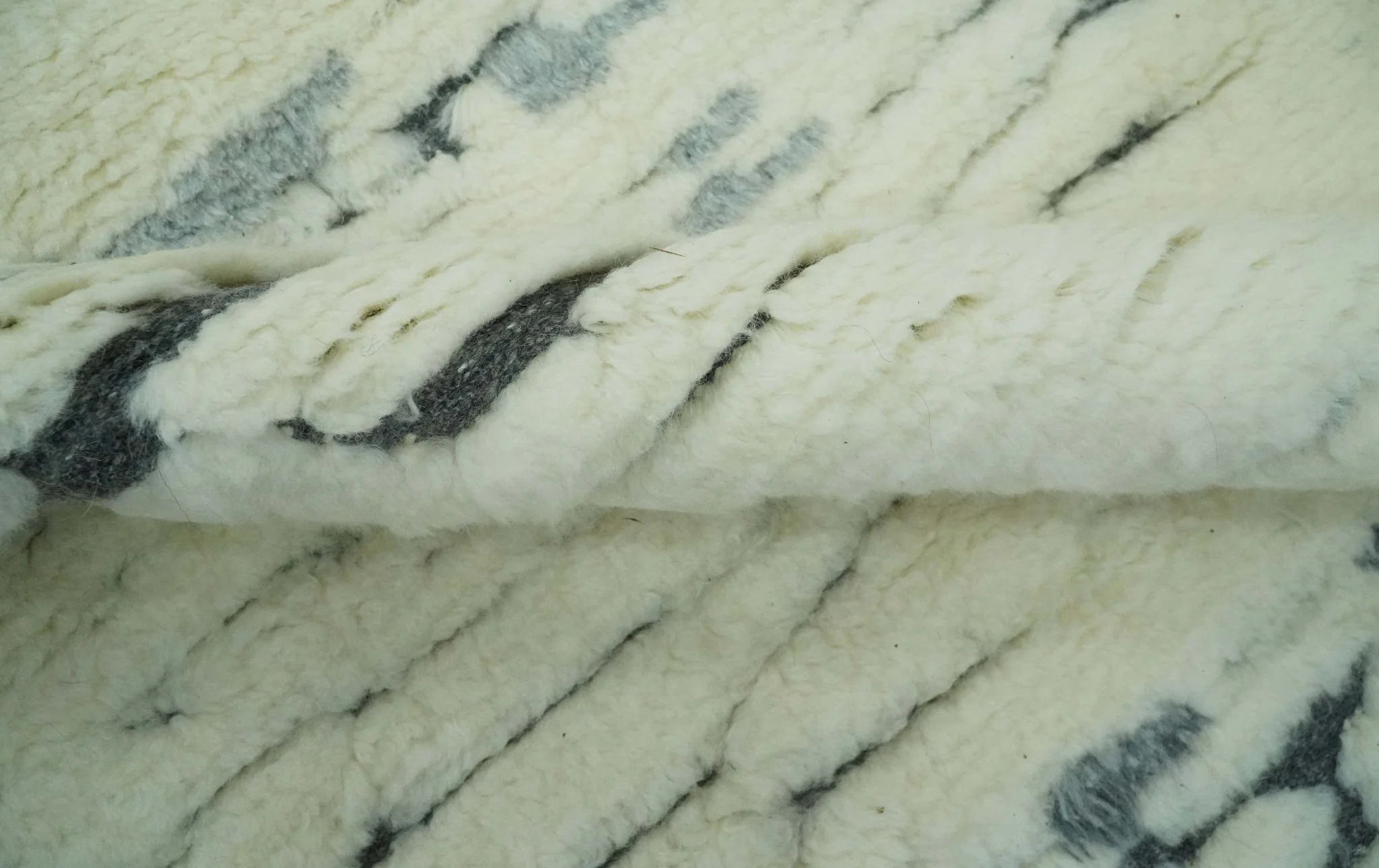 Modern Abstract Beige and Gray Hand Knotted Moroccan Style Plush Pile 5x8 wool Rug - Image 7